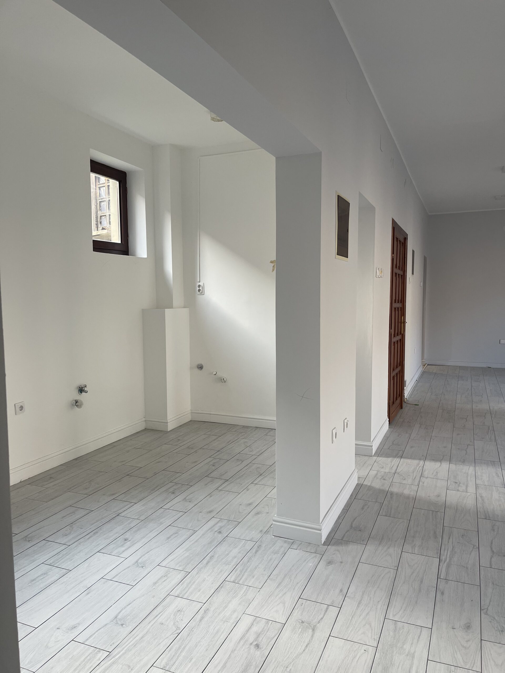 IZDAJEM RENOVIRAN POSLOVNI PROSTOR od 60m2, na I spratu, u ulici Kralja Petra I, u strogom centru Smedereva