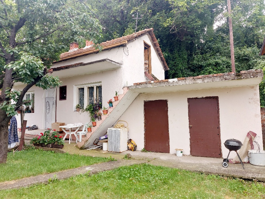 Dve kuće u dvorištu – Senjak, vlasnik