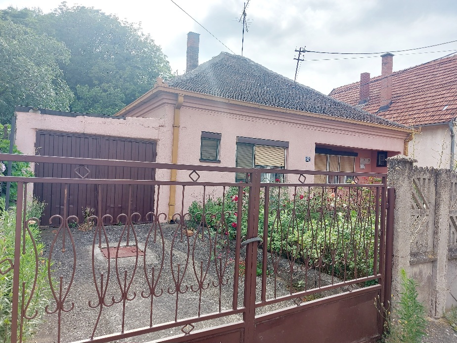 Dve kuće u dvorištu – Senjak, vlasnik