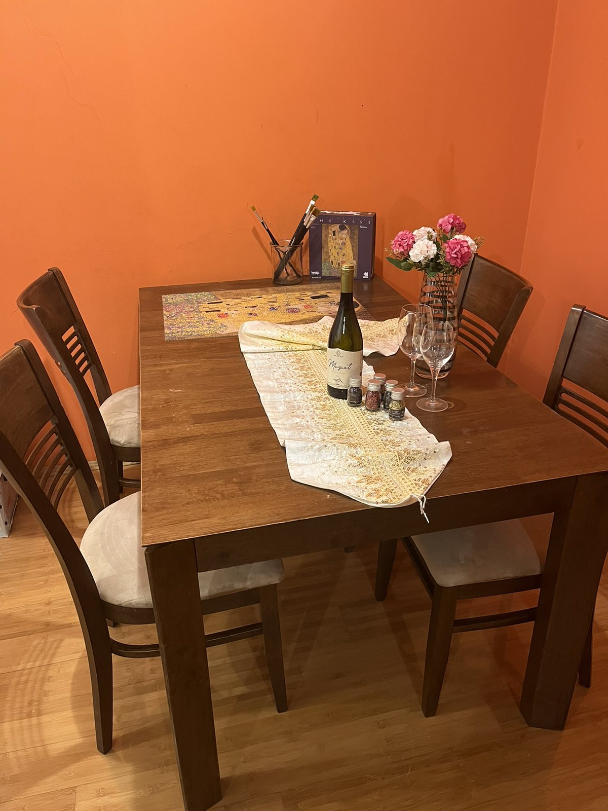 Trpezarijski sto i stolice