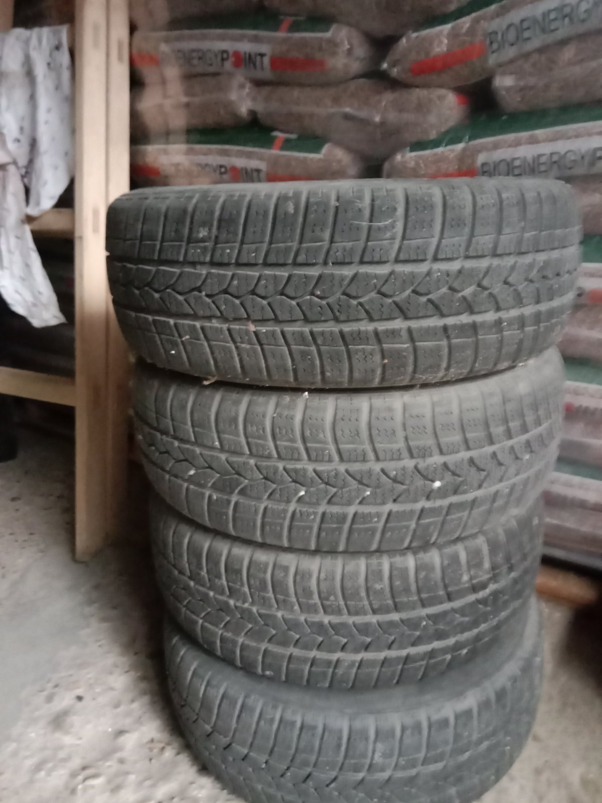 Zimske gume sa celicnim felnama 185/60/R14