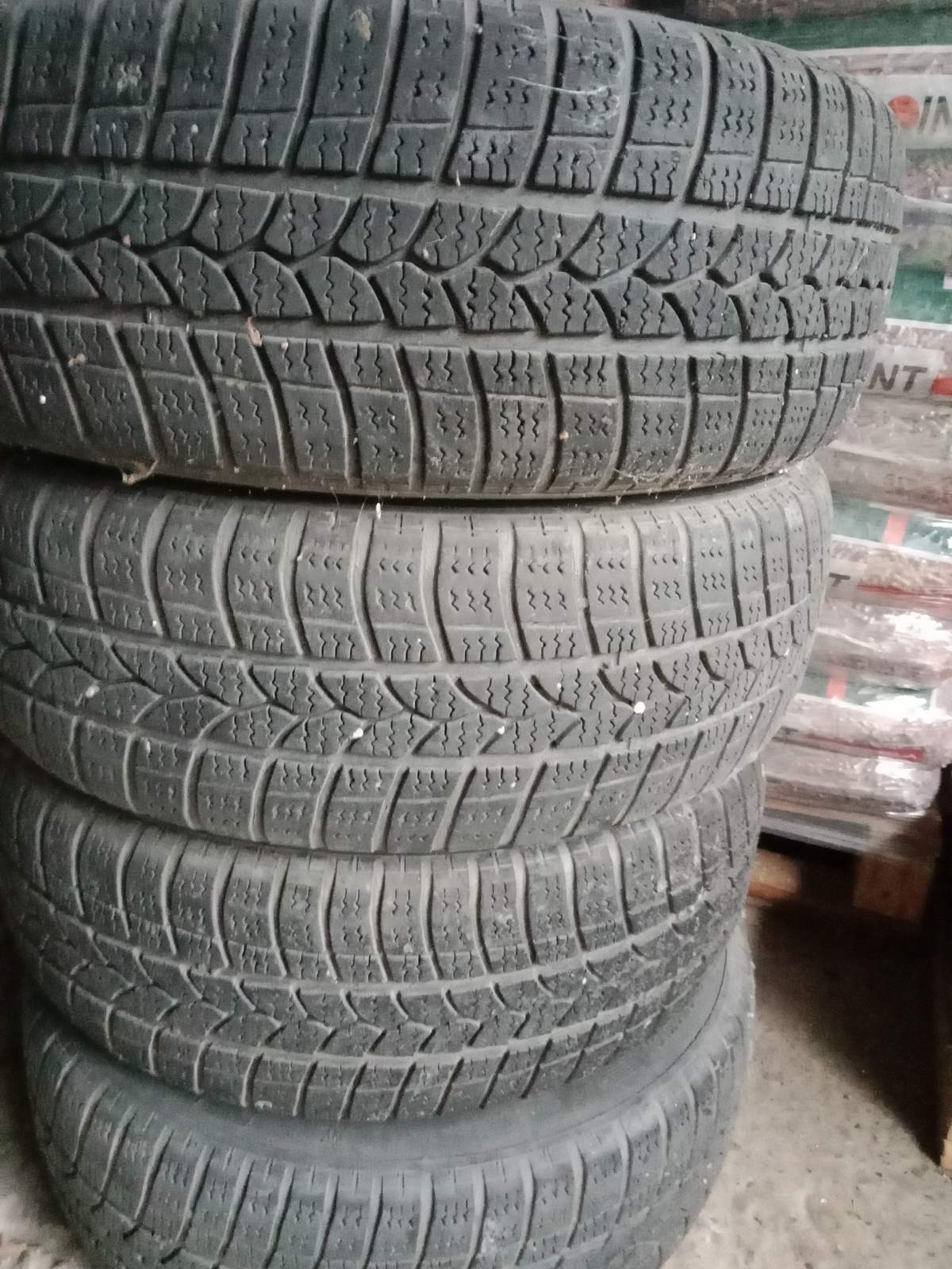 Zimske gume sa celicnim felnama 185/60/R14