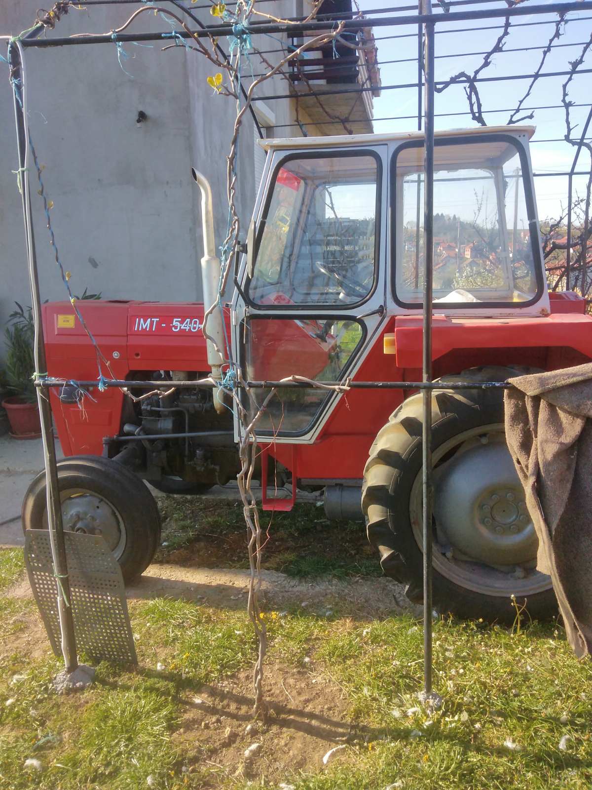 Prodajem traktor IMT540