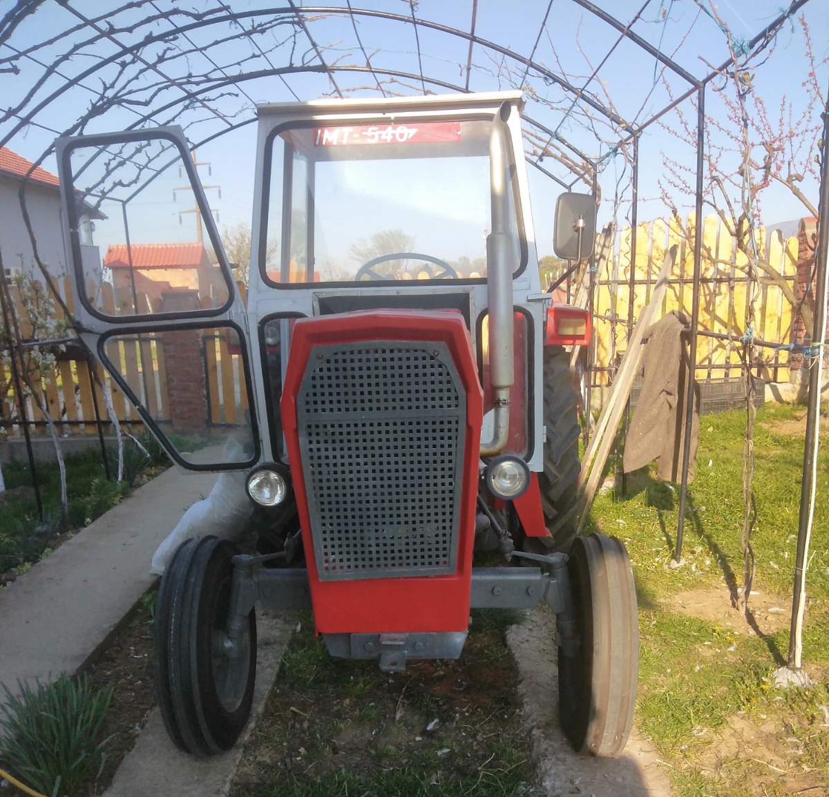 Prodajem traktor IMT540