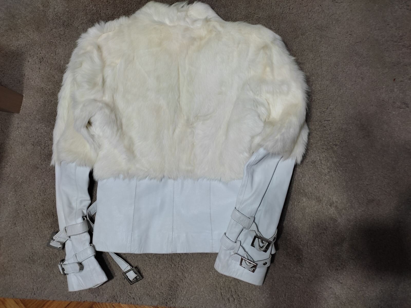 Bela kozna jakna sa prirodnim krznom