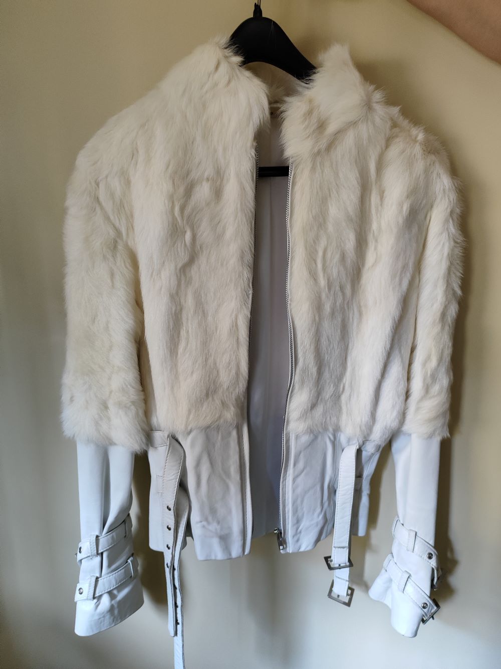 Bela kozna jakna sa prirodnim krznom