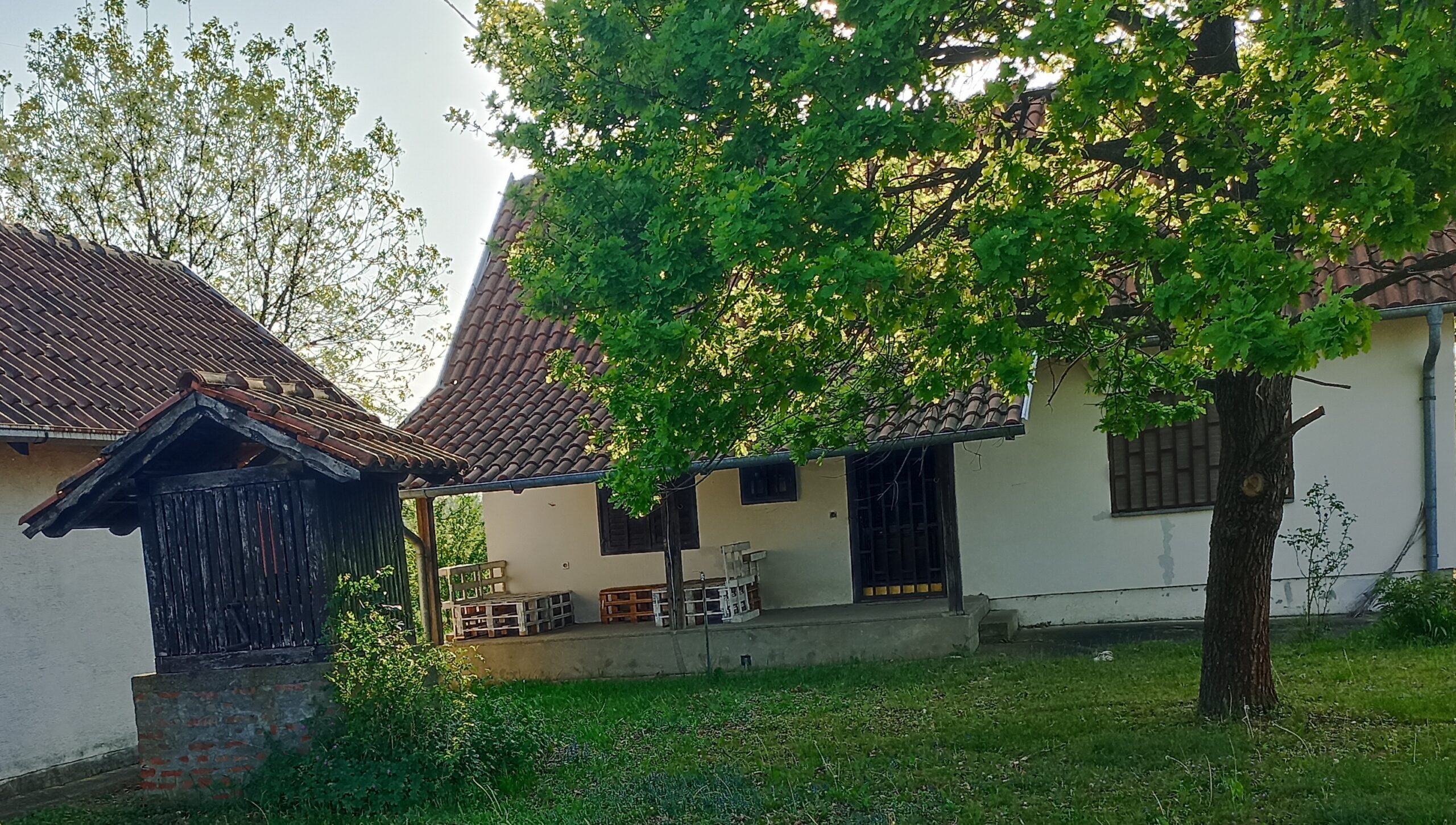 Kuca sa pomocnim objektima na prodaju