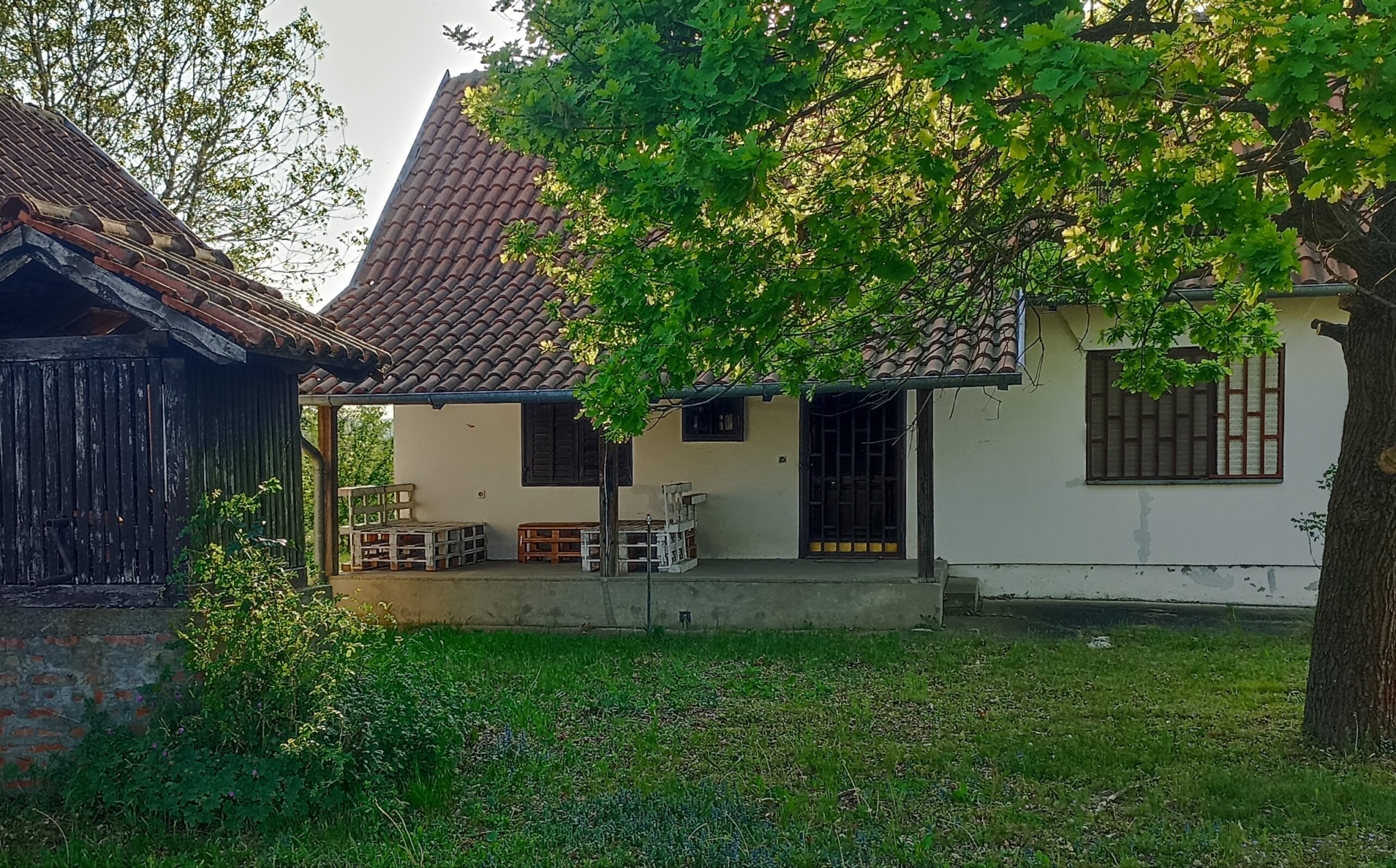 Kuca sa pomocnim objektima na prodaju