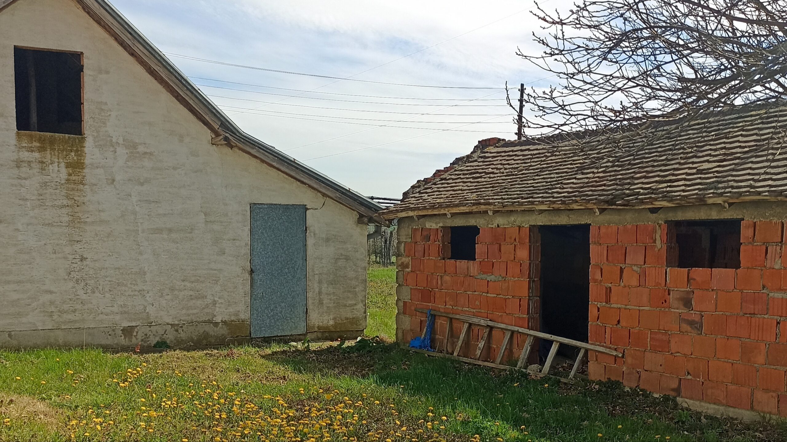 Kuca sa pomocnim objektima na prodaju