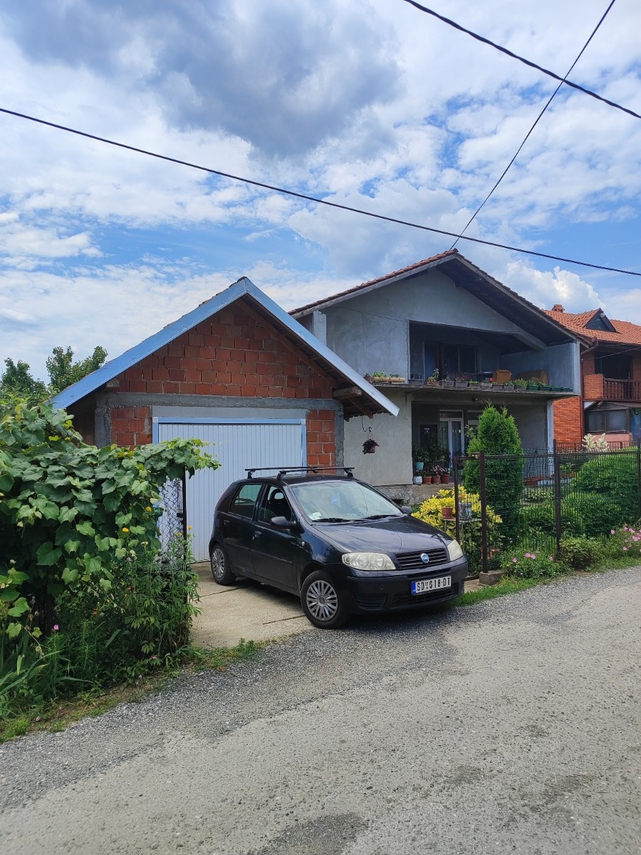 Porodična kuća. Kolarski put kod Malca.