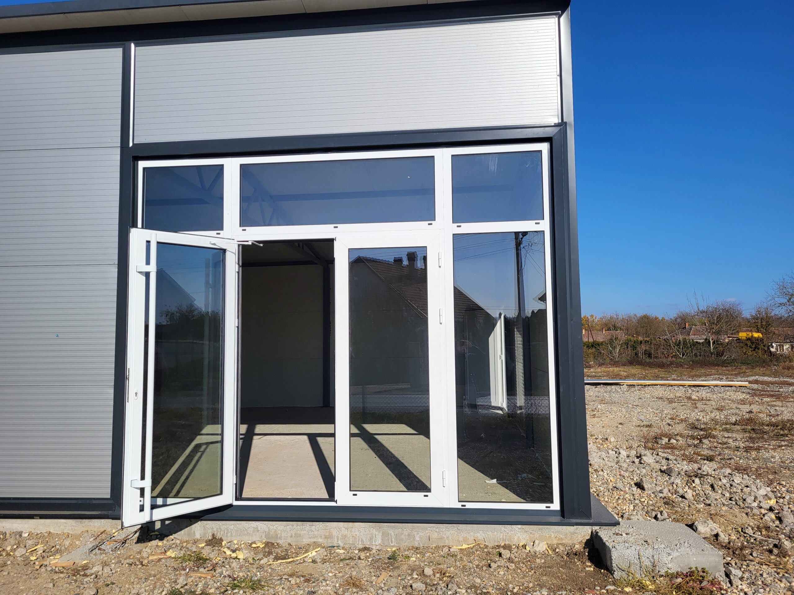 Plac sa poslovnim objektom