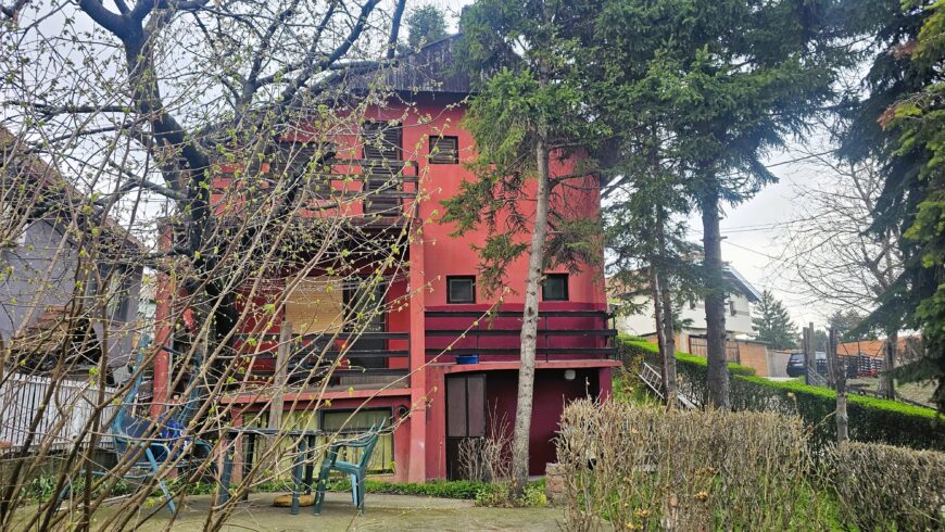 PRODAJEM KUĆU NA SENJAKU 140m, na 3.5 ARA placa, ODMAH USELJIVA