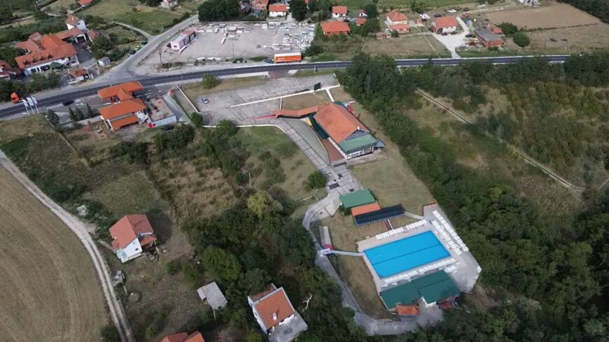 Na prodaju 1.40 hektara sa poslovnim kompleksom