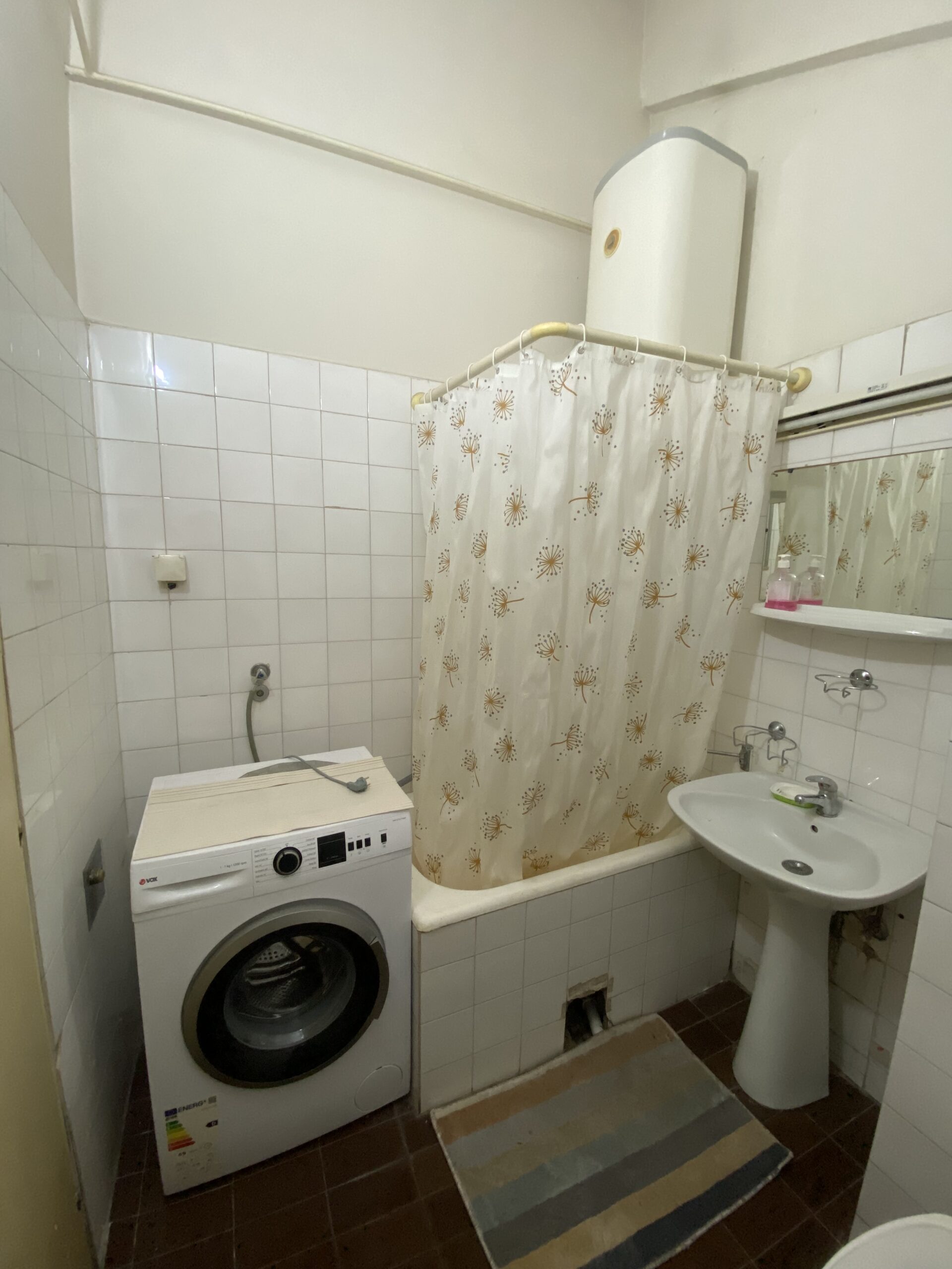 Izdajem namesten stan u centru grada