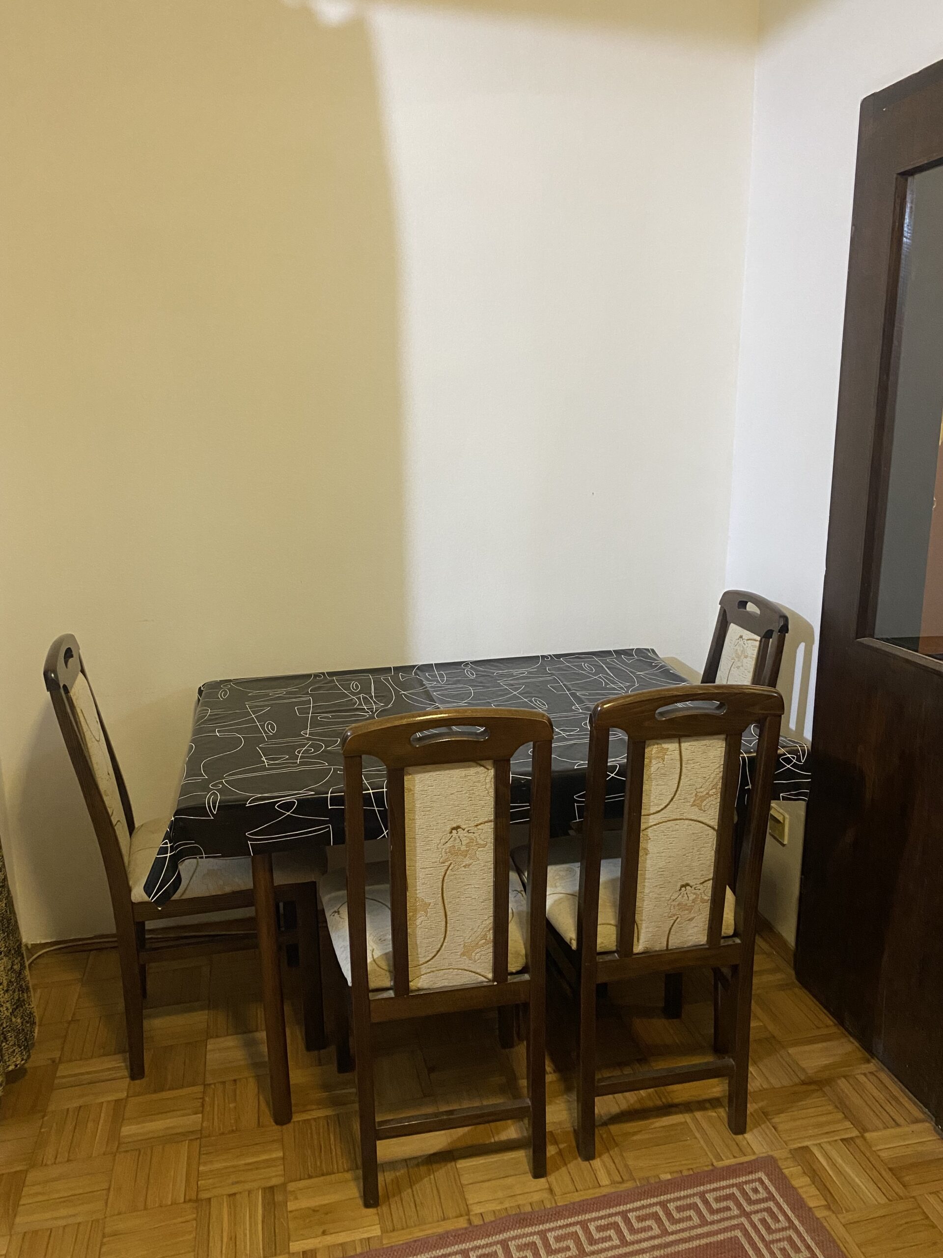 Izdajem namesten stan u centru grada