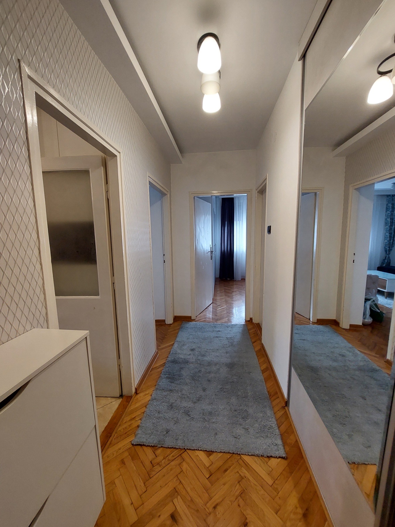 IZDAJEM dvosoban namesten stan u centru grada