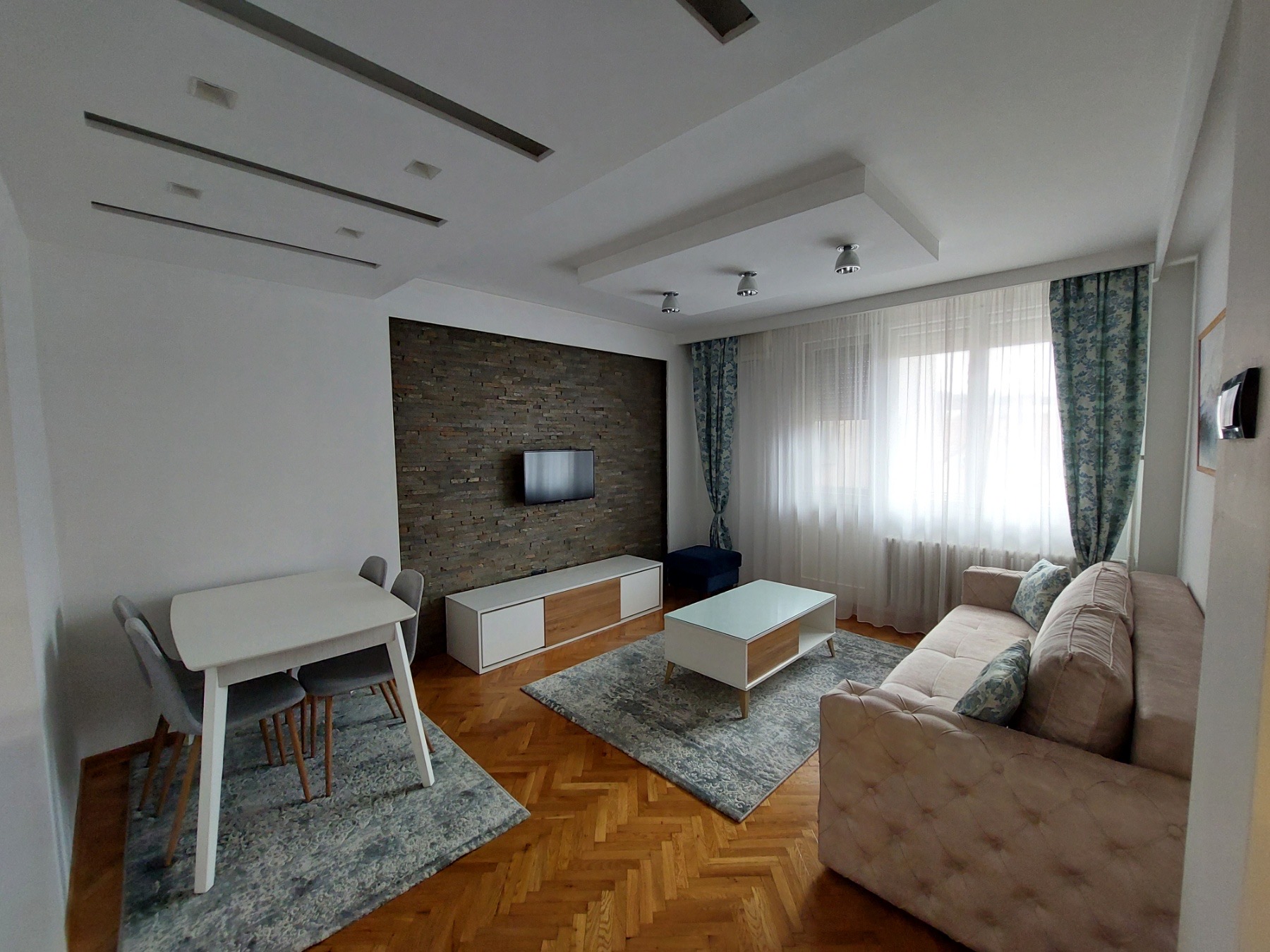 IZDAJEM dvosoban namesten stan u centru grada