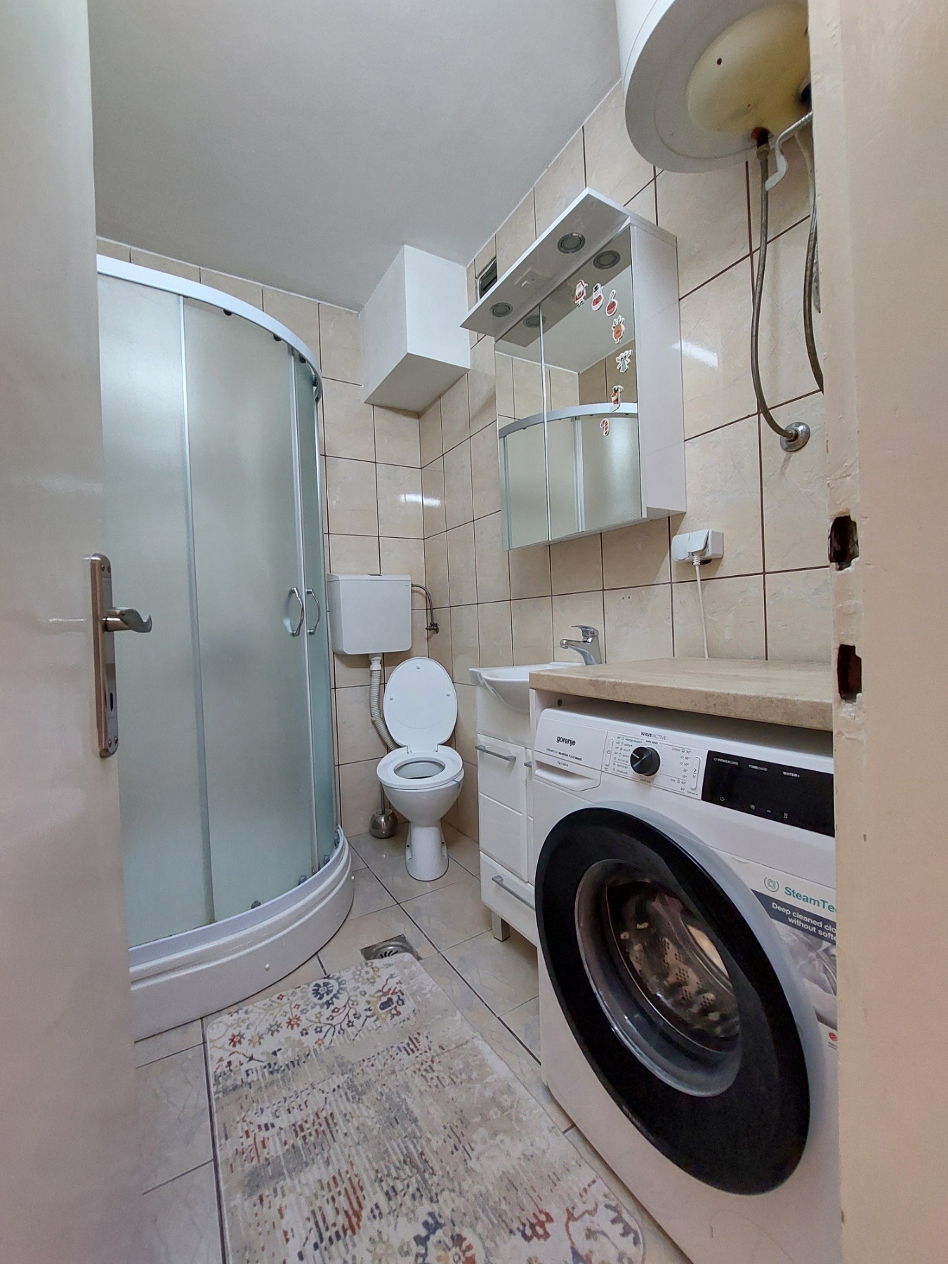 IZDAJEM dvosoban namesten stan u centru grada