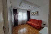 IZDAJEM dvosoban namesten stan u centru grada