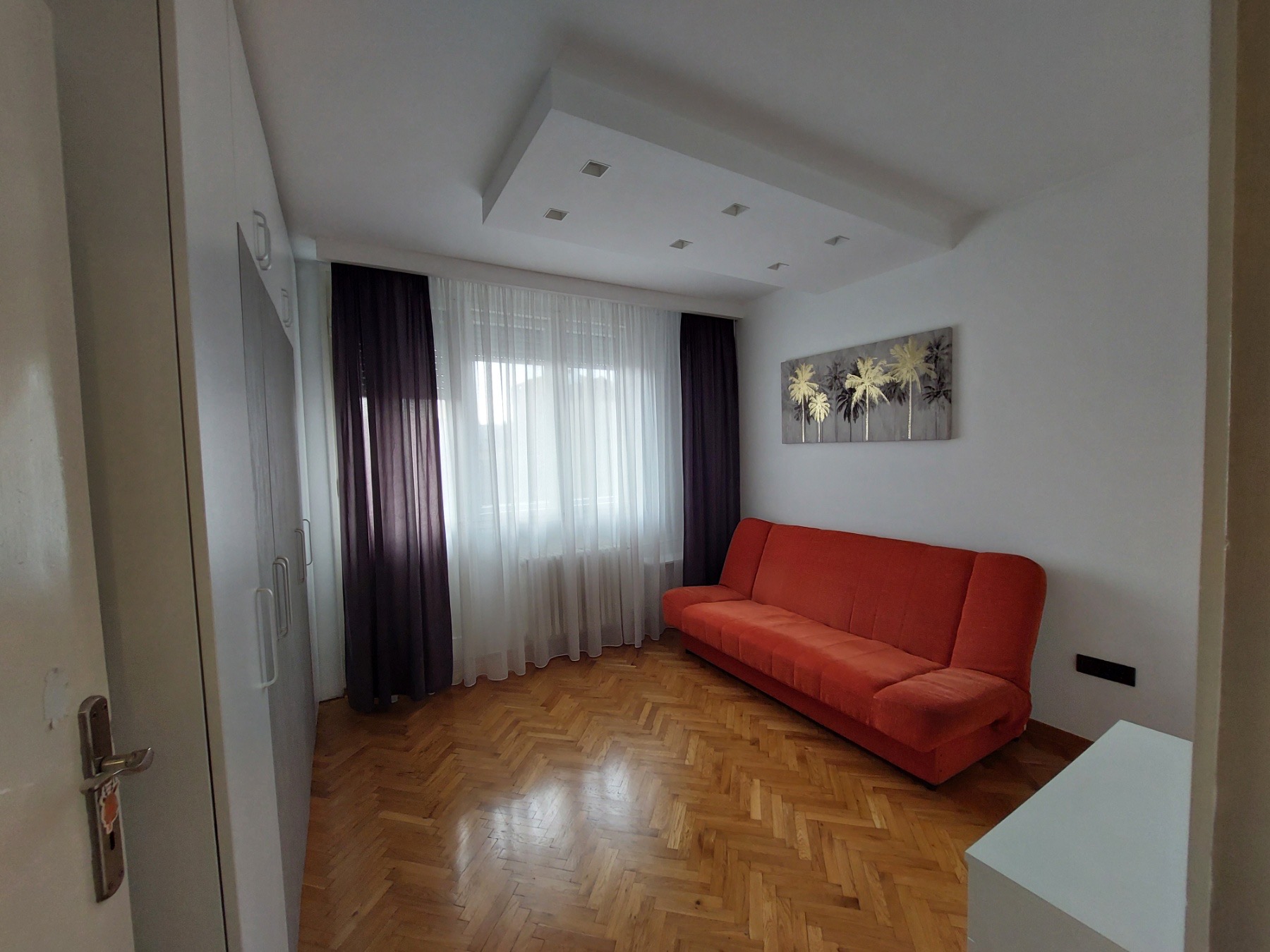 IZDAJEM dvosoban namesten stan u centru grada