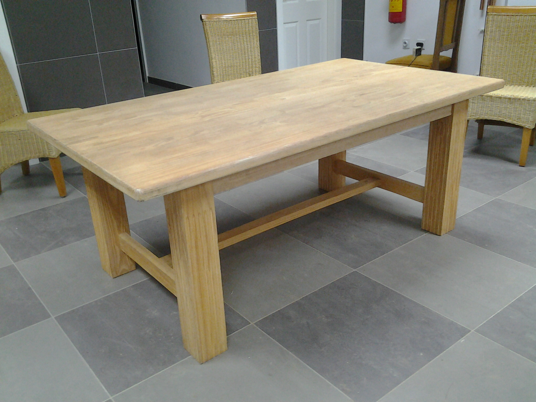 Трпезаријски сто / пуно дрво