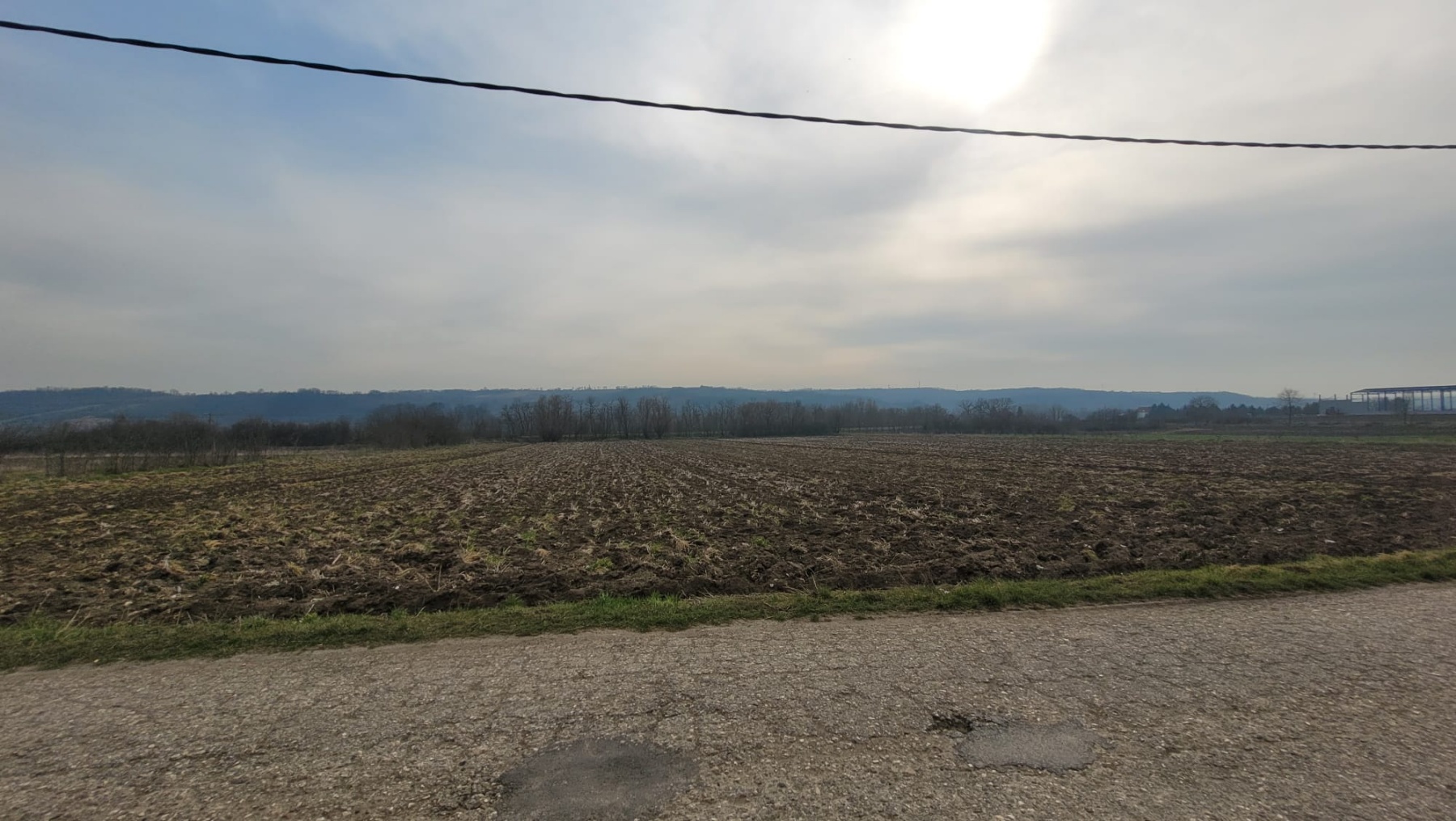 Parcela 1.8hektara (visokonaponska struja) ravna