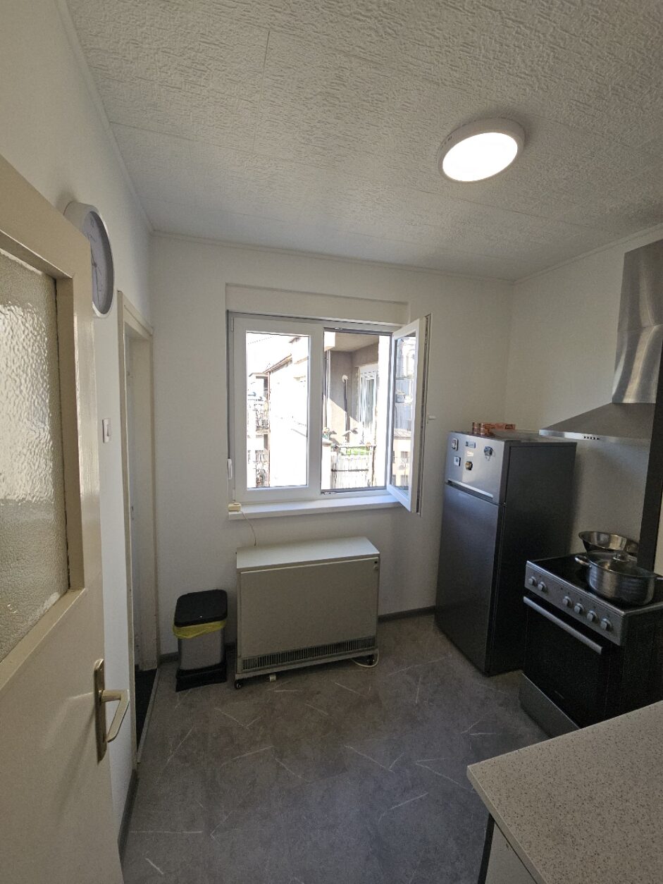 Renoviran jednosoban/penthouse stan u strogom centru Smedereva.