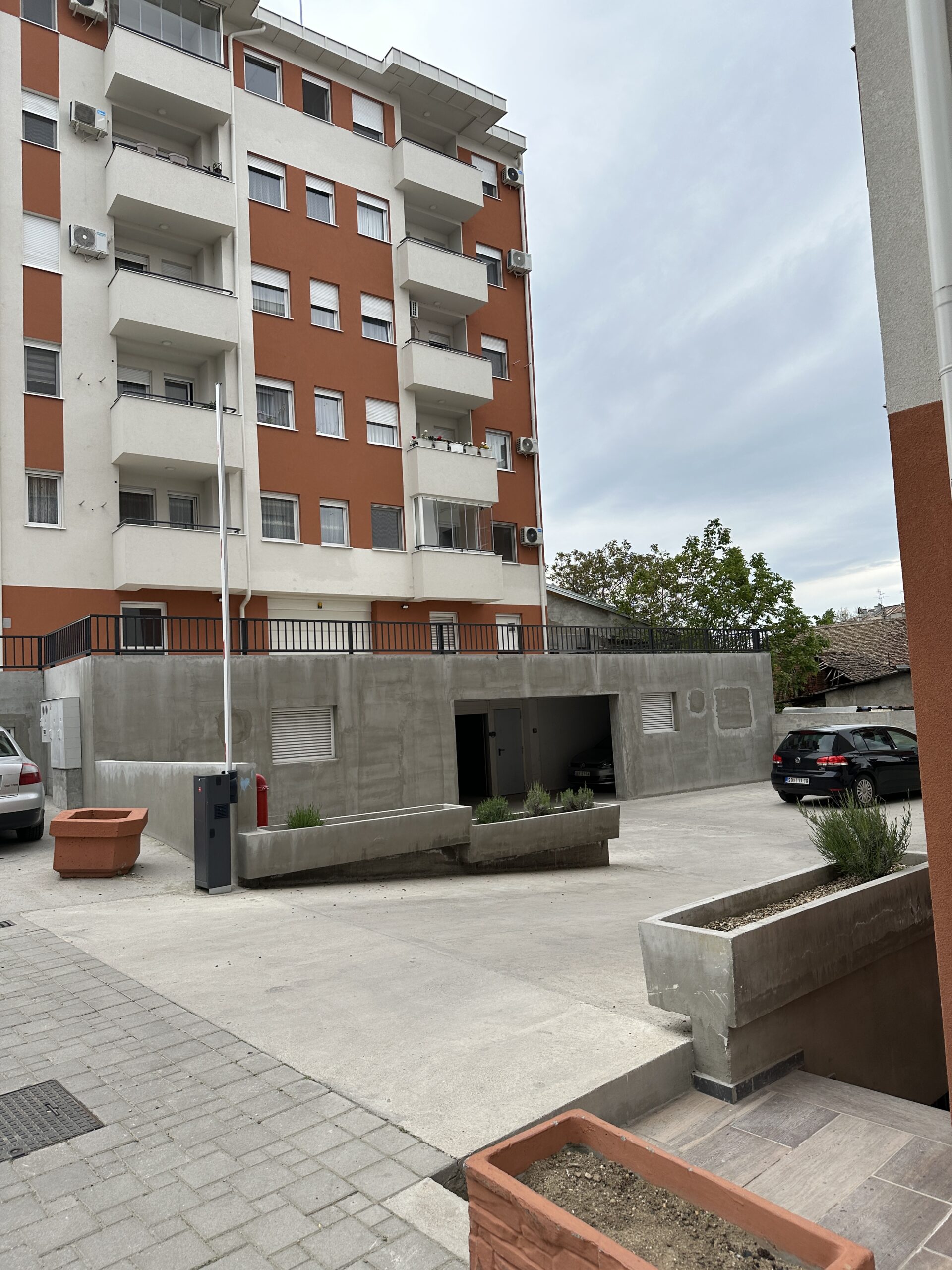 Izdajem garazno mesto u ulici Mome Ardelic 17