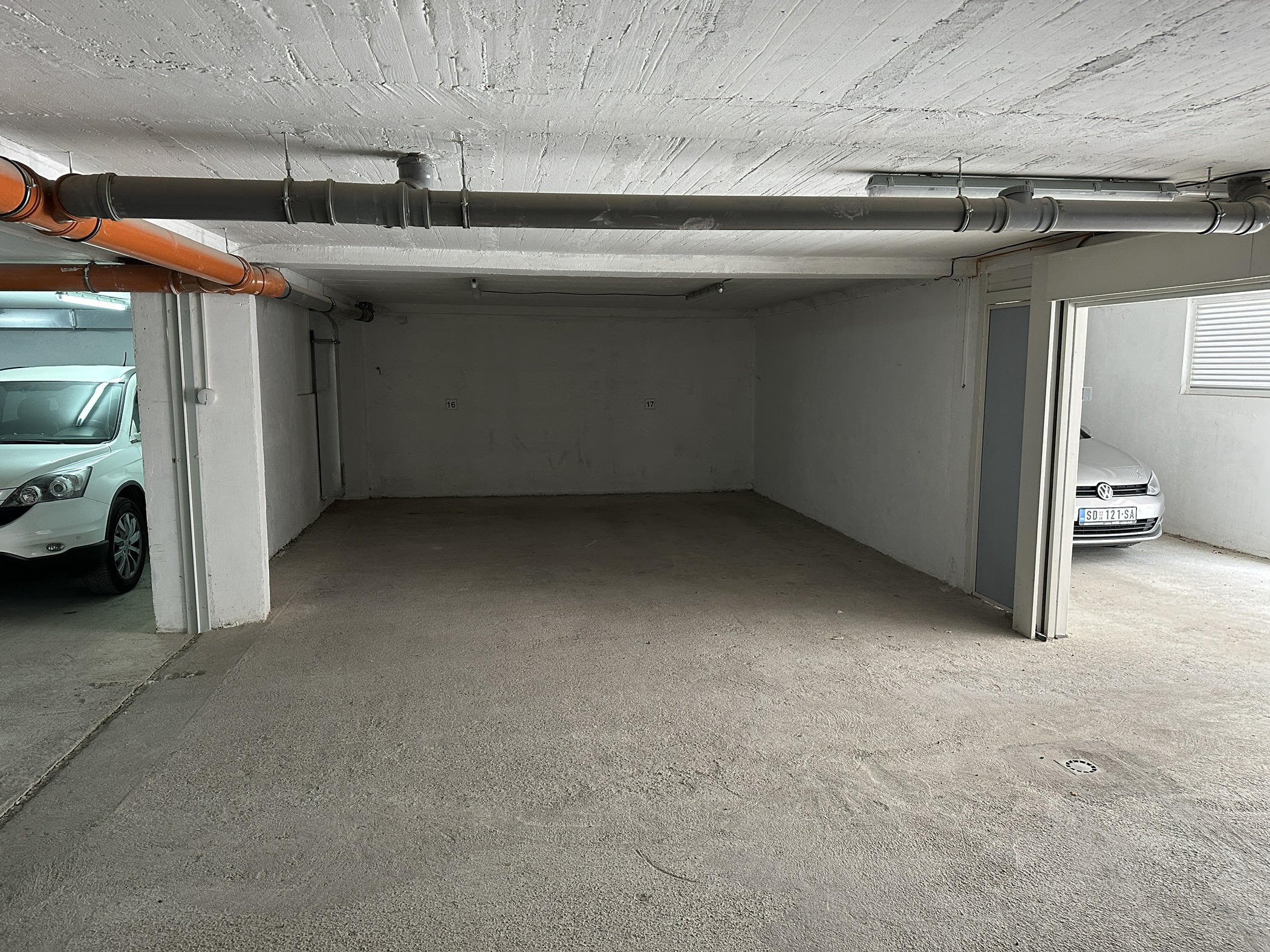 Izdajem garazno mesto u ulici Mome Ardelic 17