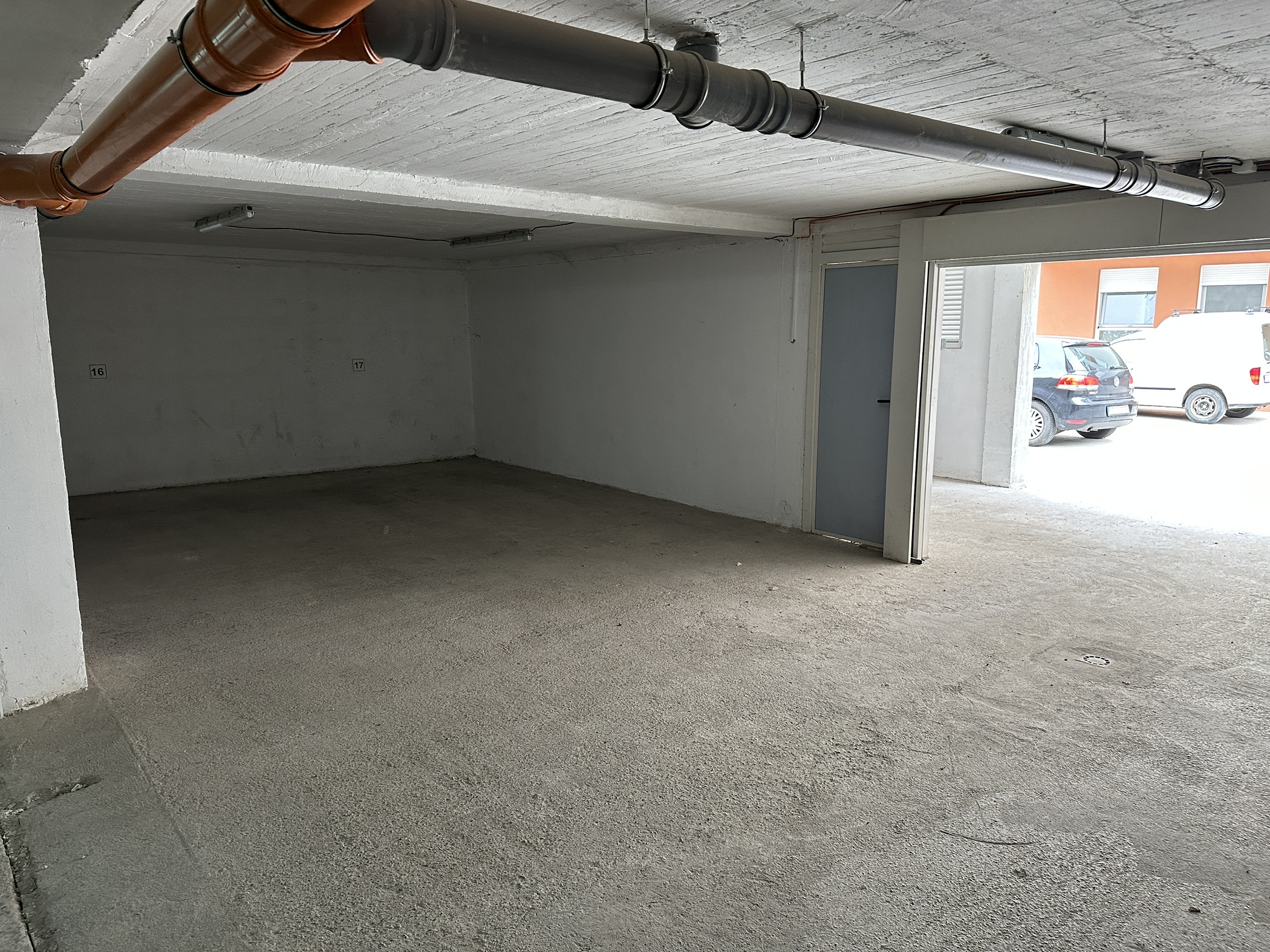 Izdajem garazno mesto u ulici Mome Ardelic 17