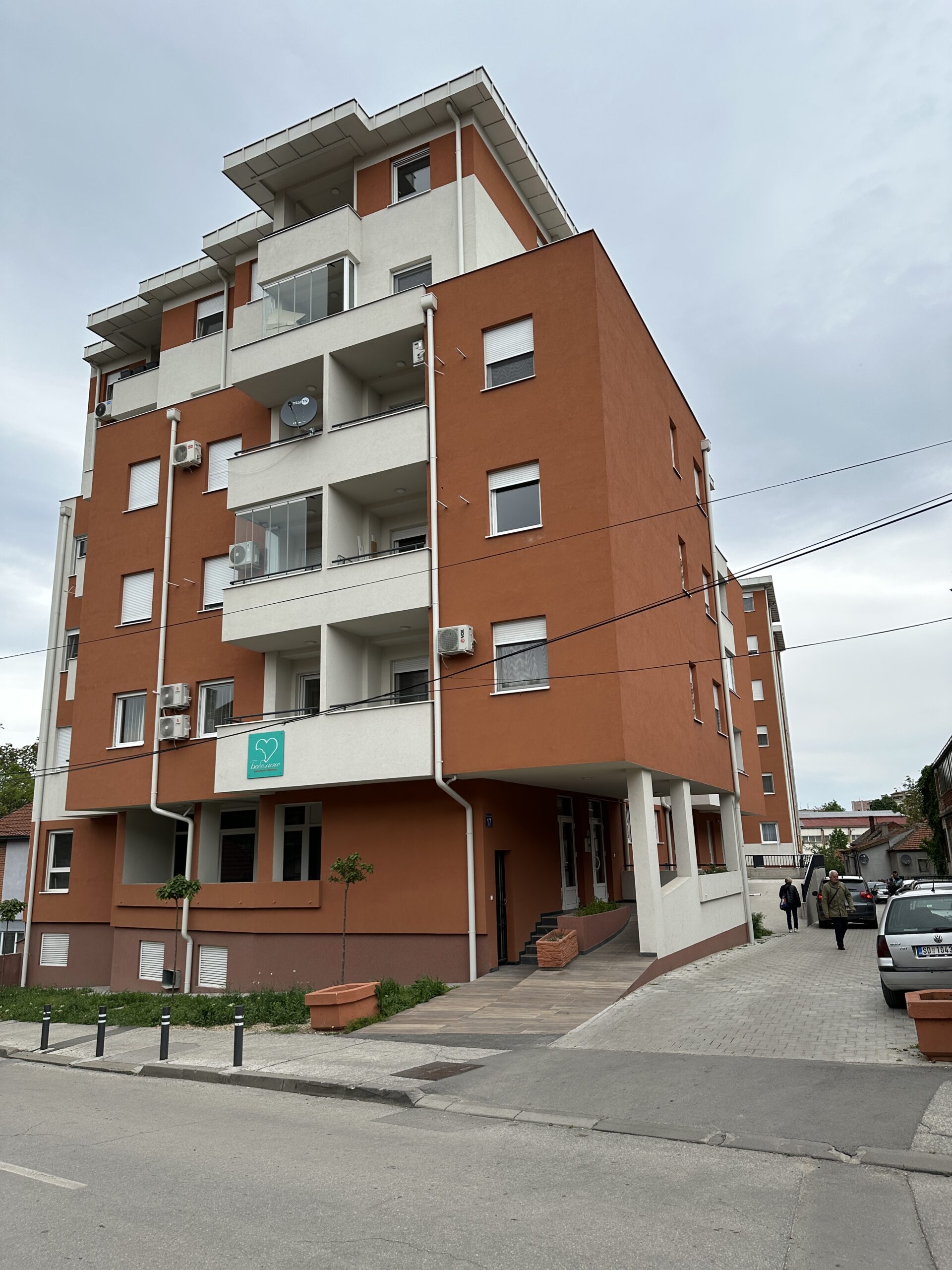 Izdajem garazno mesto u ulici Mome Ardelic 17