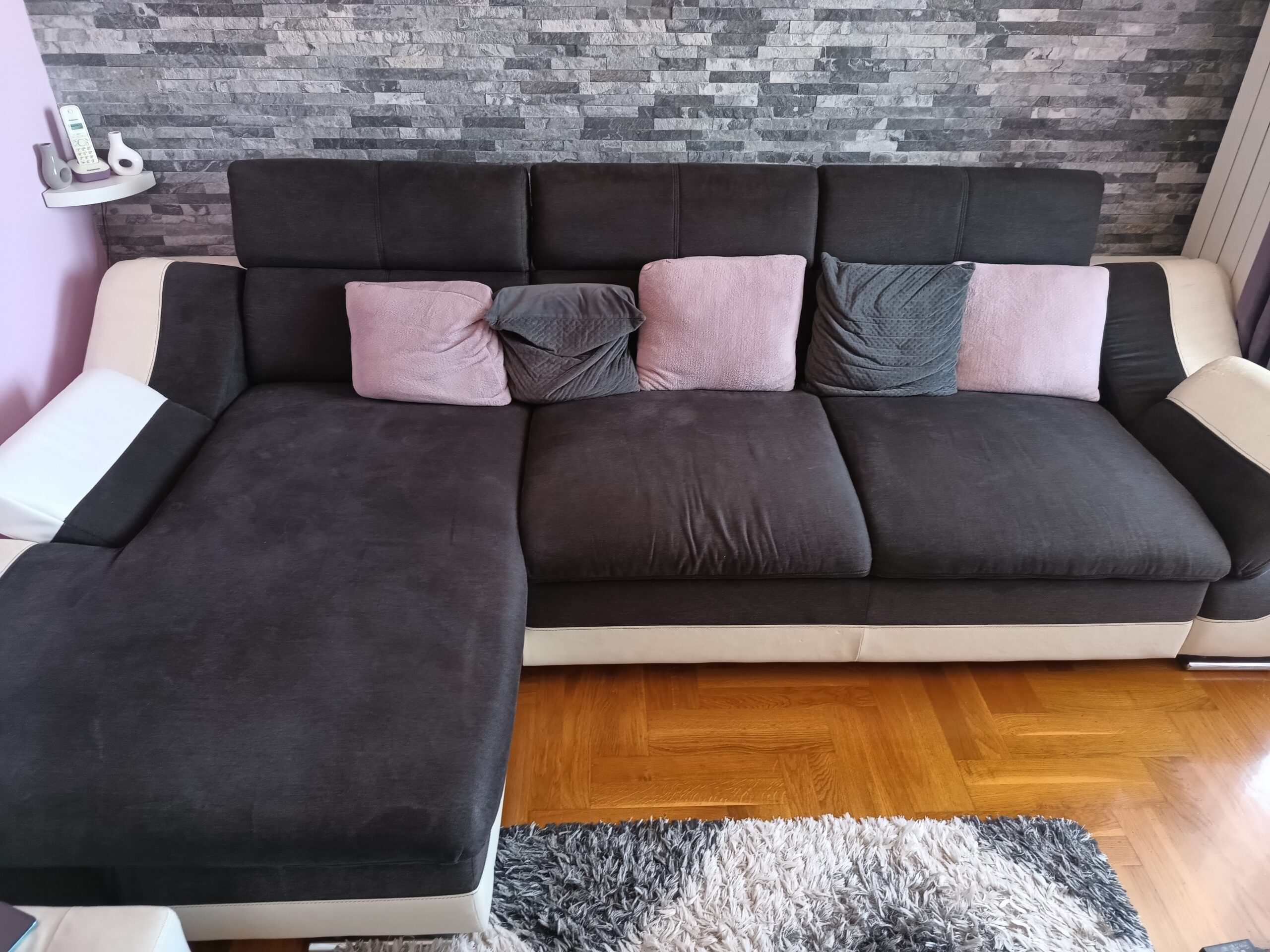 Na prodaju ugaona garnitura