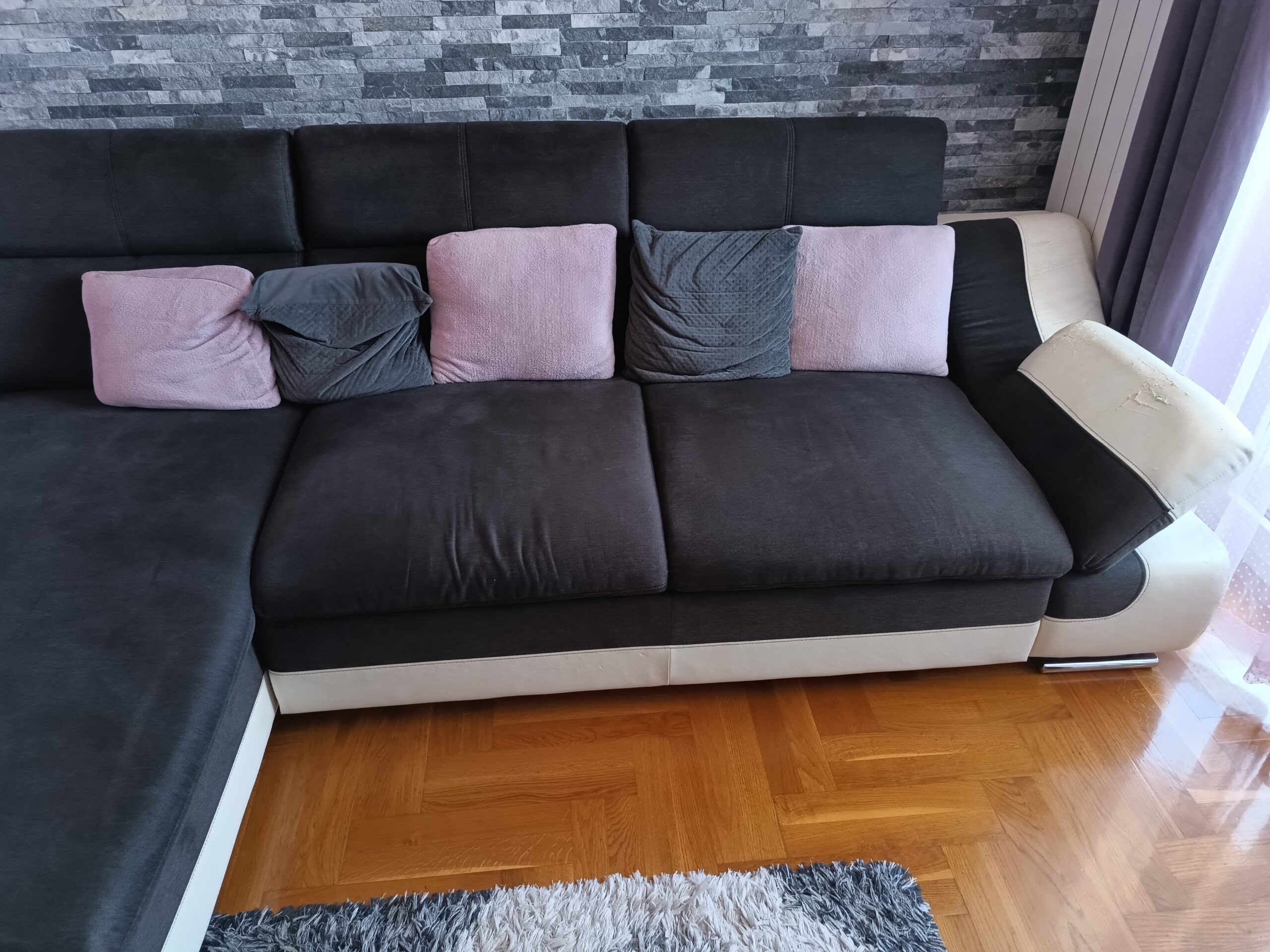 Na prodaju ugaona garnitura