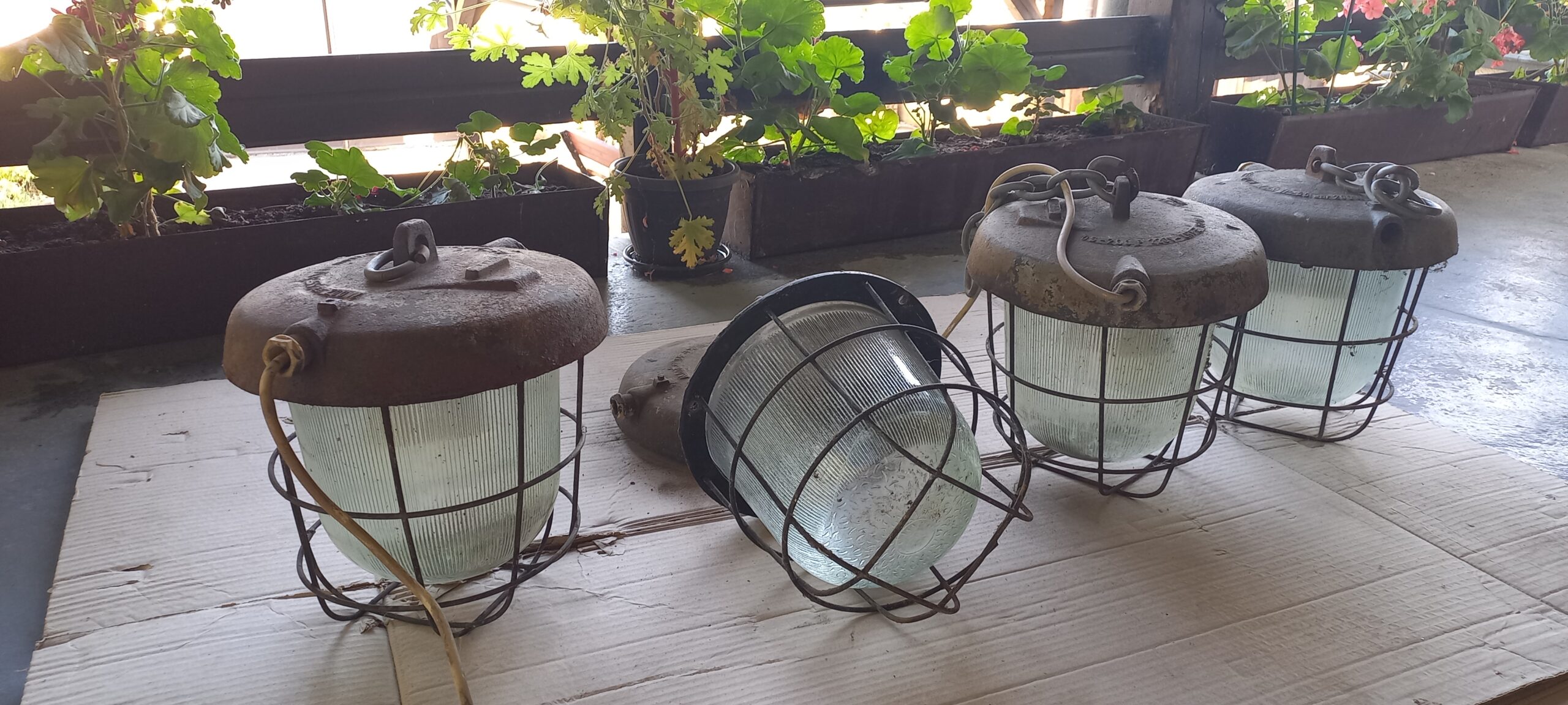 4 vintage industrijske lampe marke Polam Wilkasy