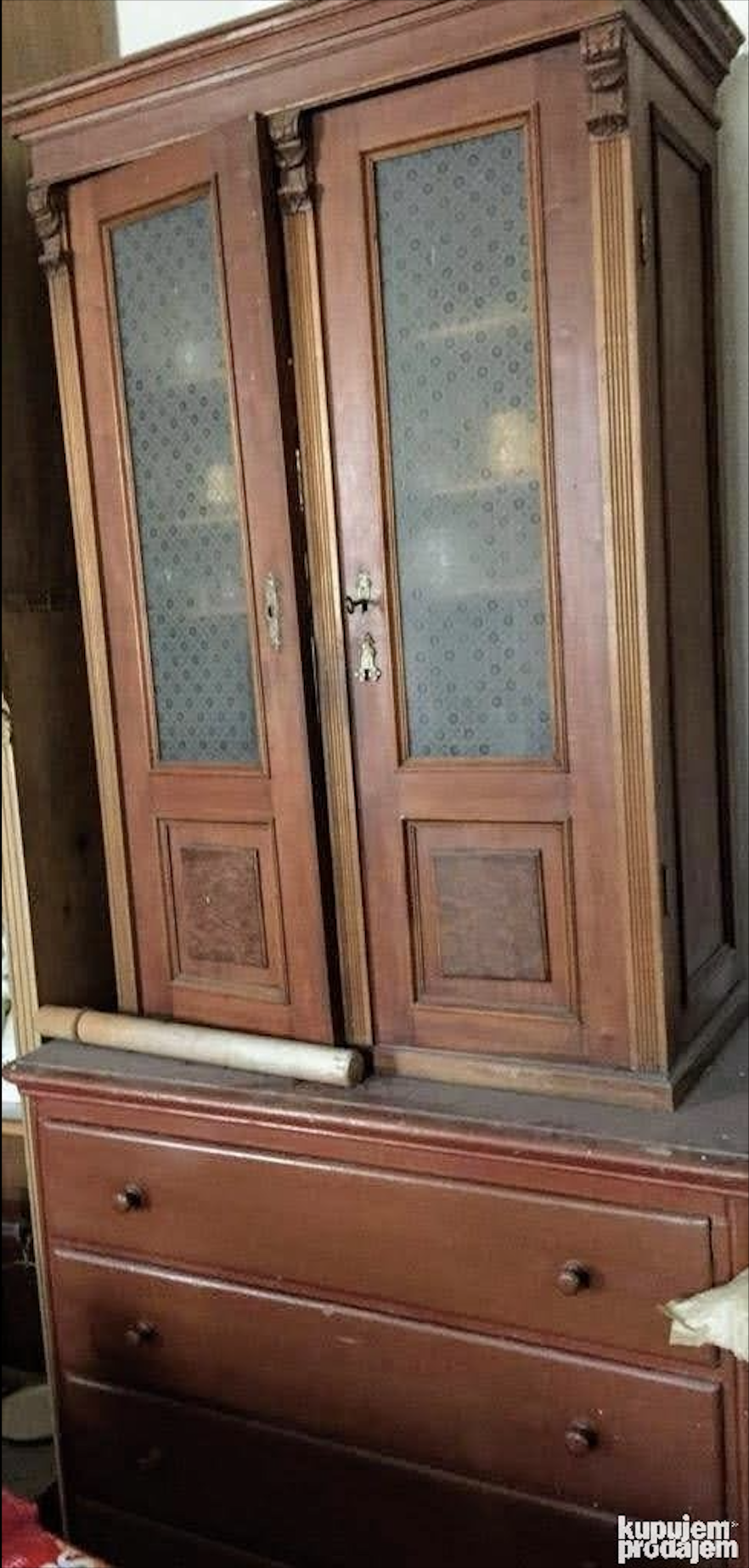 Starinski orman sa staklenom vitrinom