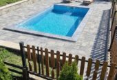 Zlatibor, drvena kuca sa bazenom na prodaju 96 m2 na placu od 5,5 ari