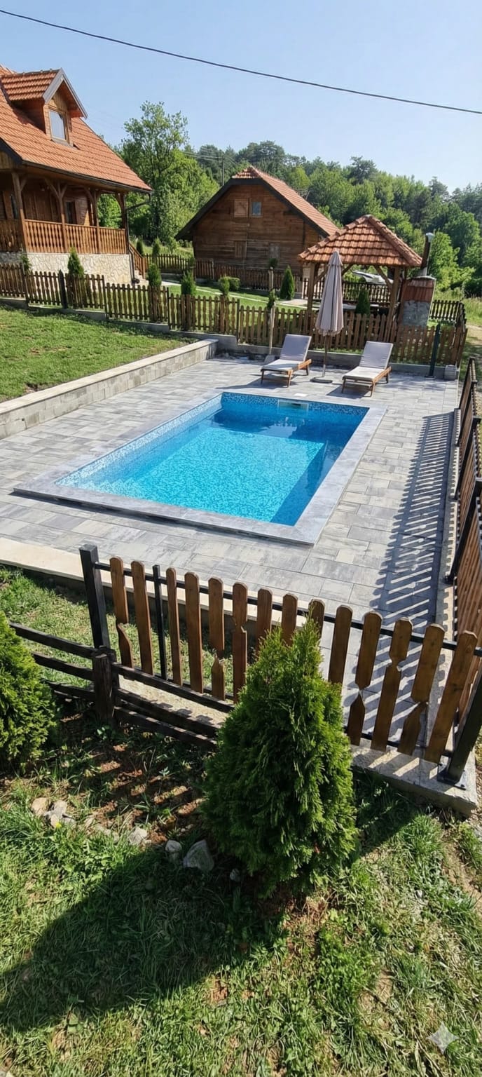 Zlatibor, drvena kuca sa bazenom na prodaju 96 m2 na placu od 5,5 ari
