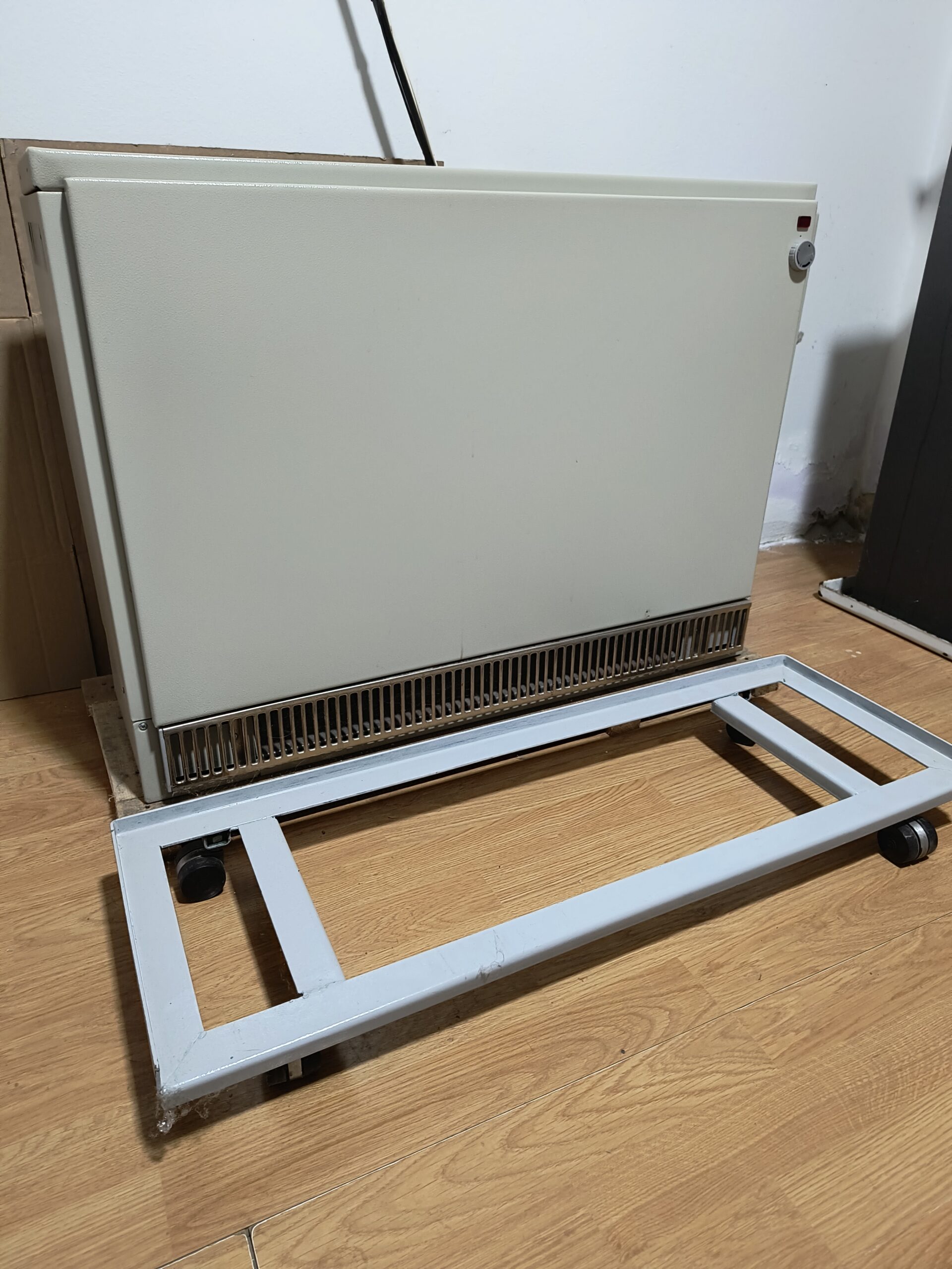 TA peć Magnohrom Kraljevo 3,5 kW, kablovi 5×2,5; termostat; kolica za peć i tajmer.