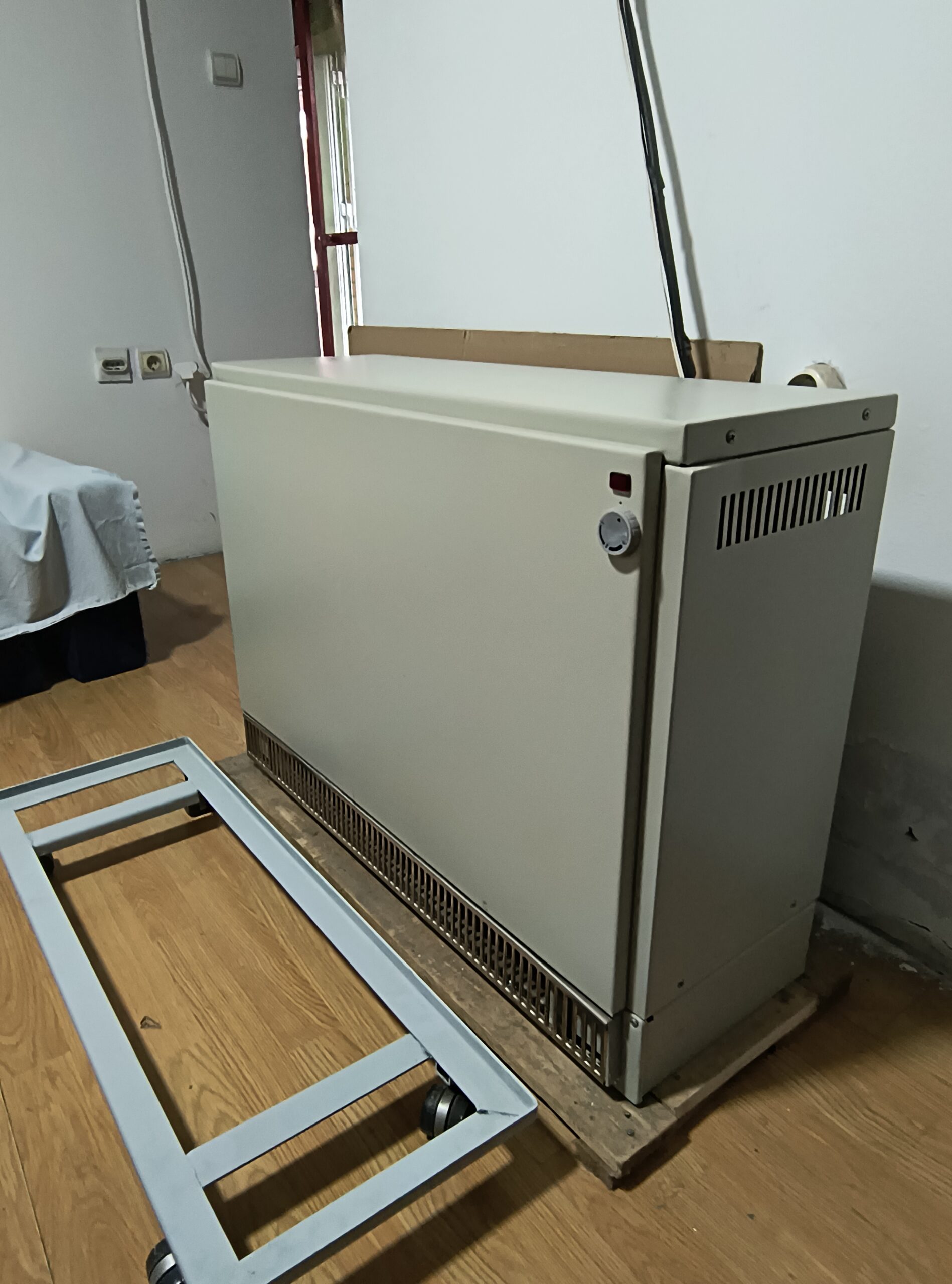 TA peć Magnohrom Kraljevo 3,5 kW, kablovi 5×2,5; termostat; kolica za peć i tajmer.
