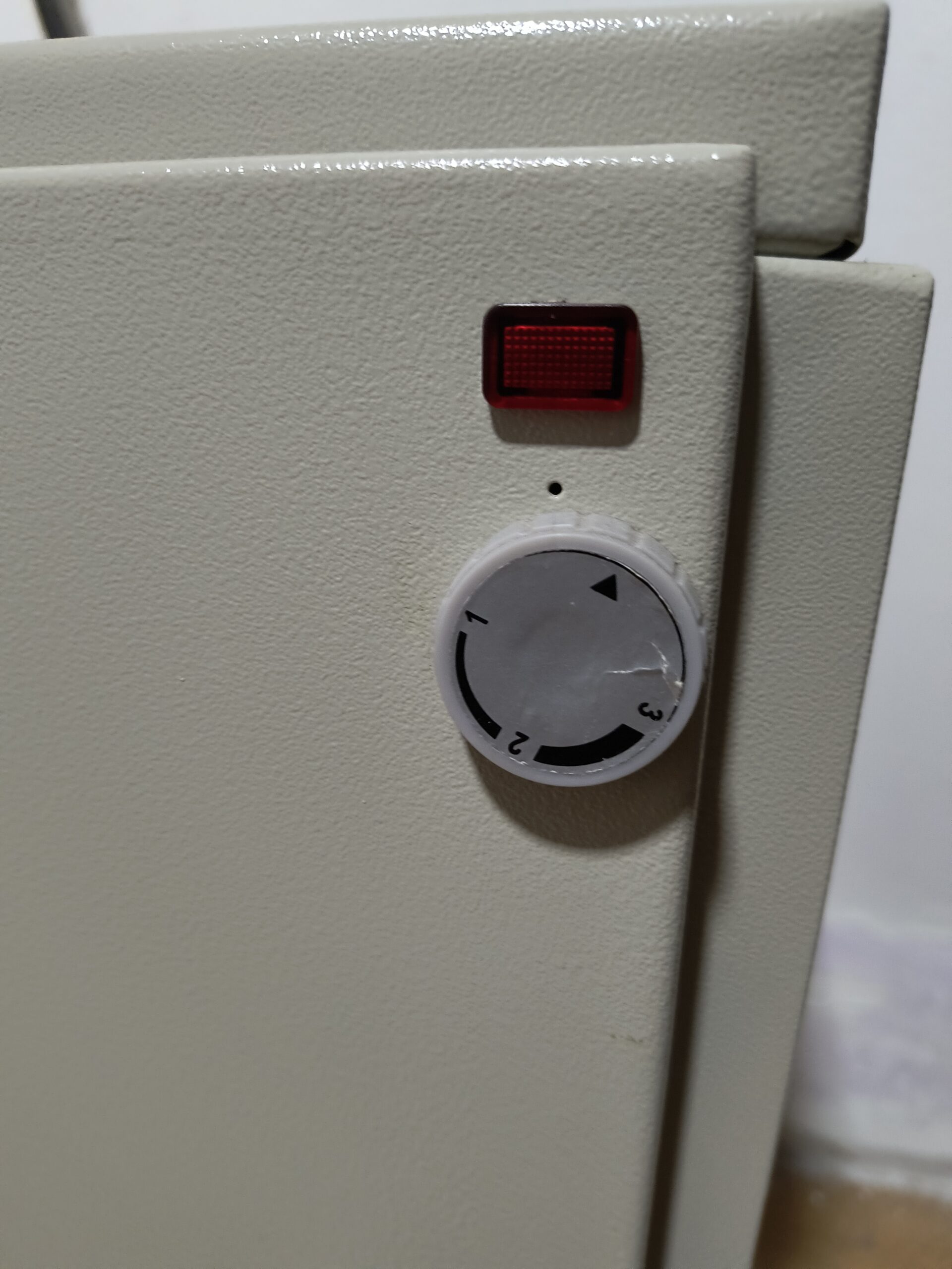 TA peć Magnohrom Kraljevo 3,5 kW, kablovi 5×2,5; termostat; kolica za peć i tajmer.