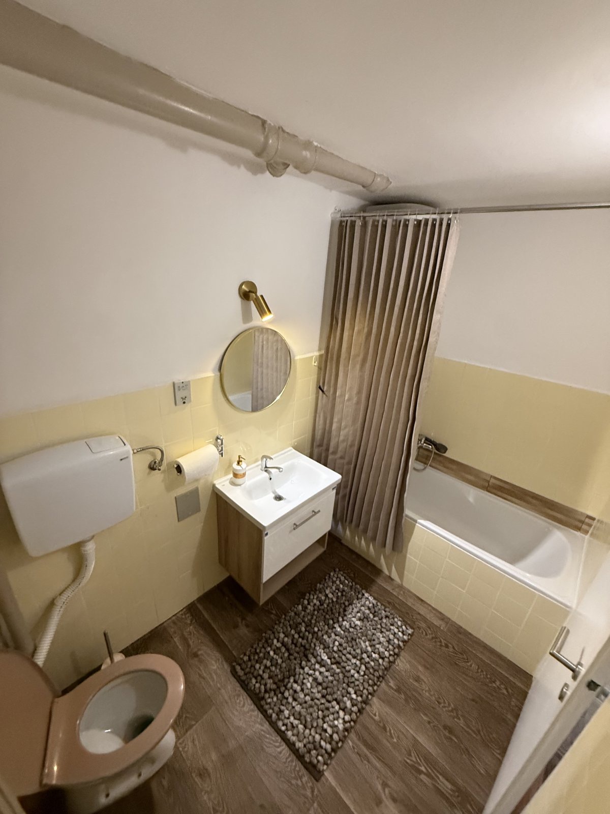 Izdajem stan u centru Smedereva, NEnamešten – dvosoban – 48 kvadrata – tek renoviran