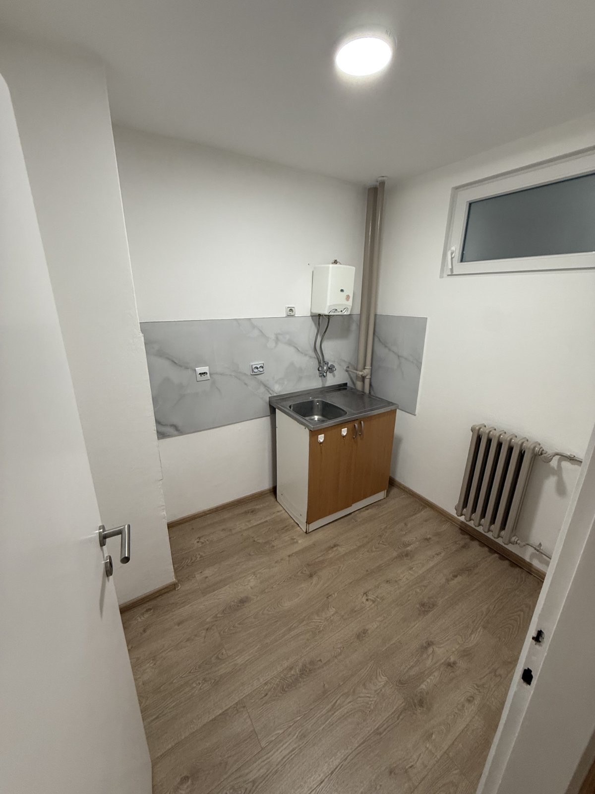Izdajem stan u centru Smedereva, NEnamešten – dvosoban – 48 kvadrata – tek renoviran