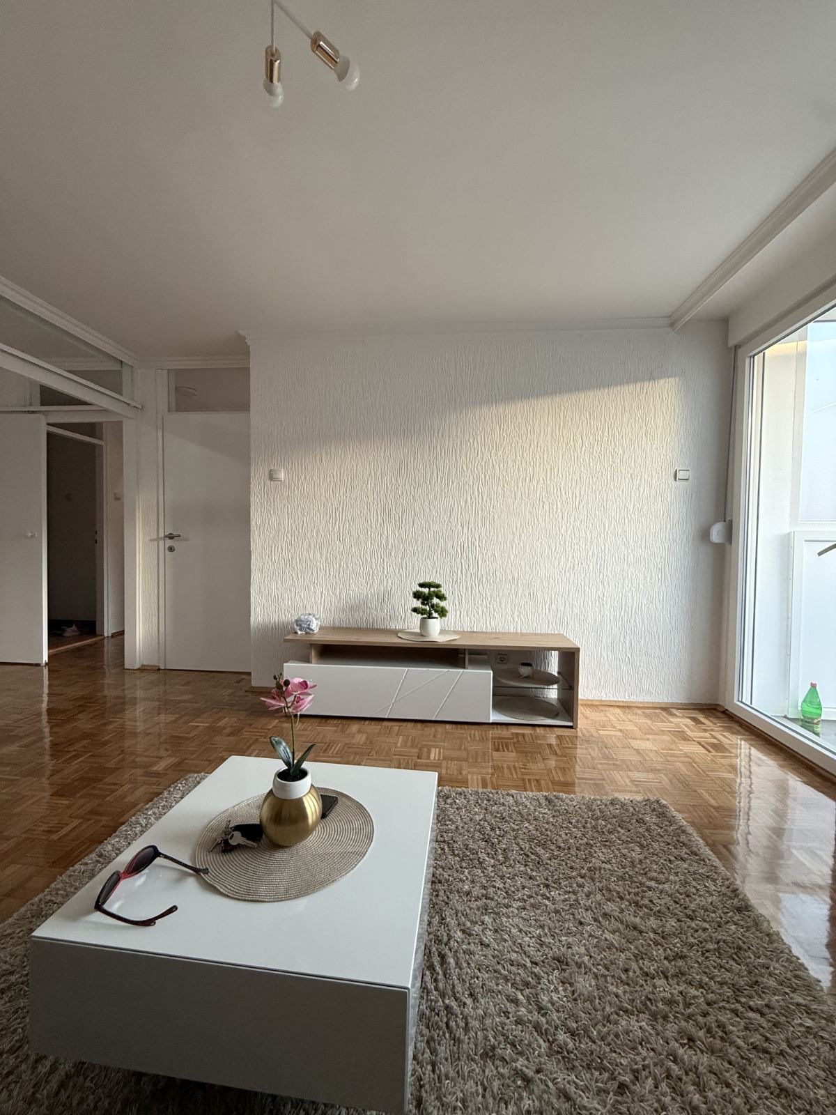 Izdajem stan u centru Smedereva, NEnamešten – dvosoban – 48 kvadrata – tek renoviran