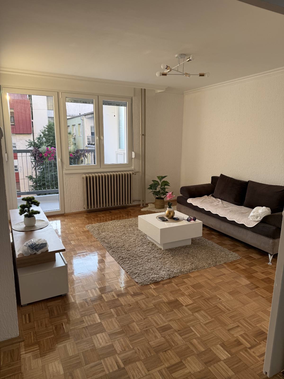 Izdajem stan u centru Smedereva, NEnamešten – dvosoban – 48 kvadrata – tek renoviran