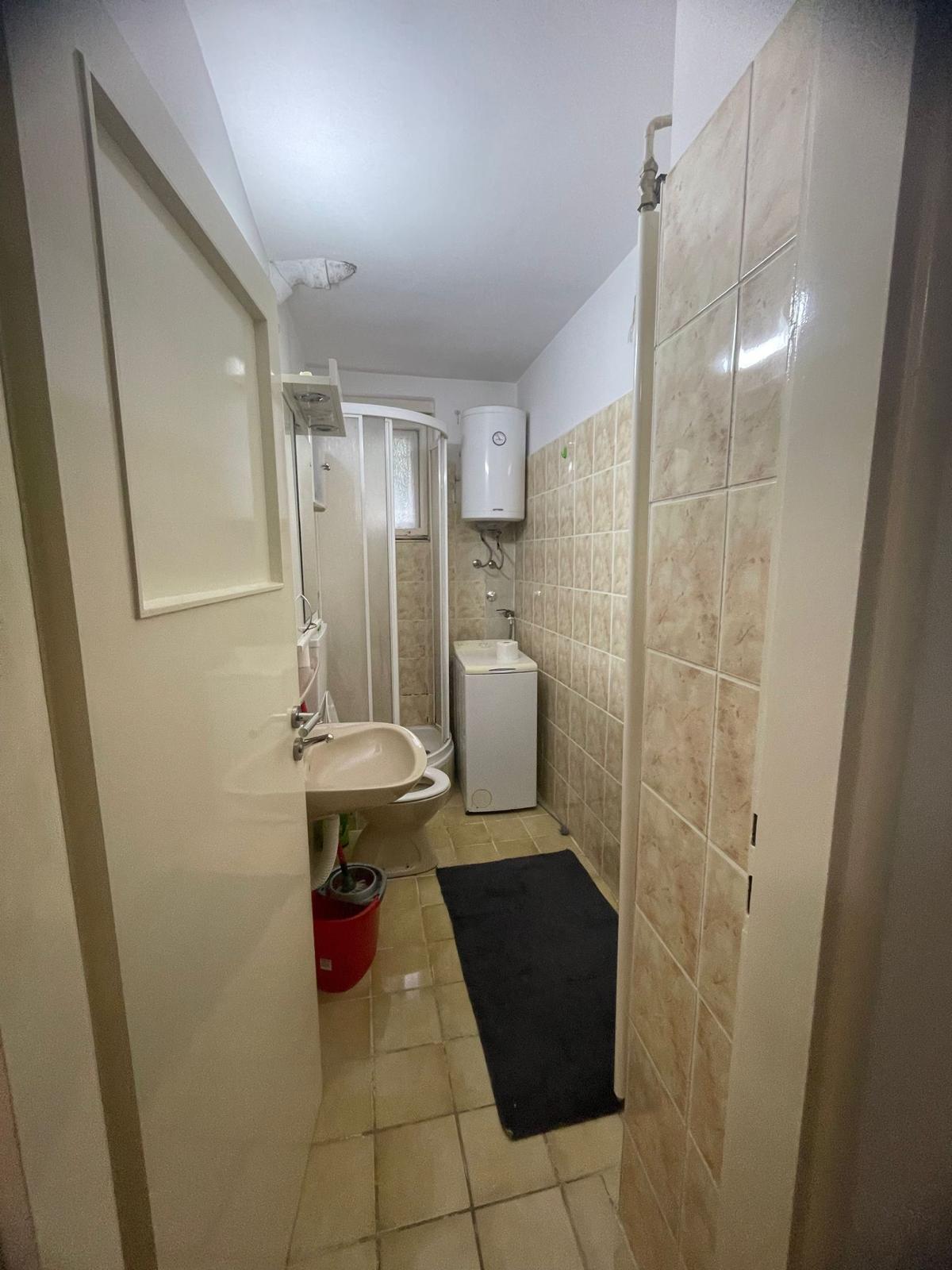 Izdajem namešten jednosoban stan, 40 m2 na Banovom Brdu, ulica Blagoja Parovića 10/A.