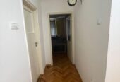 Izdajem namešten jednosoban stan, 40 m2 na Banovom Brdu, ulica Blagoja Parovića 10/A.