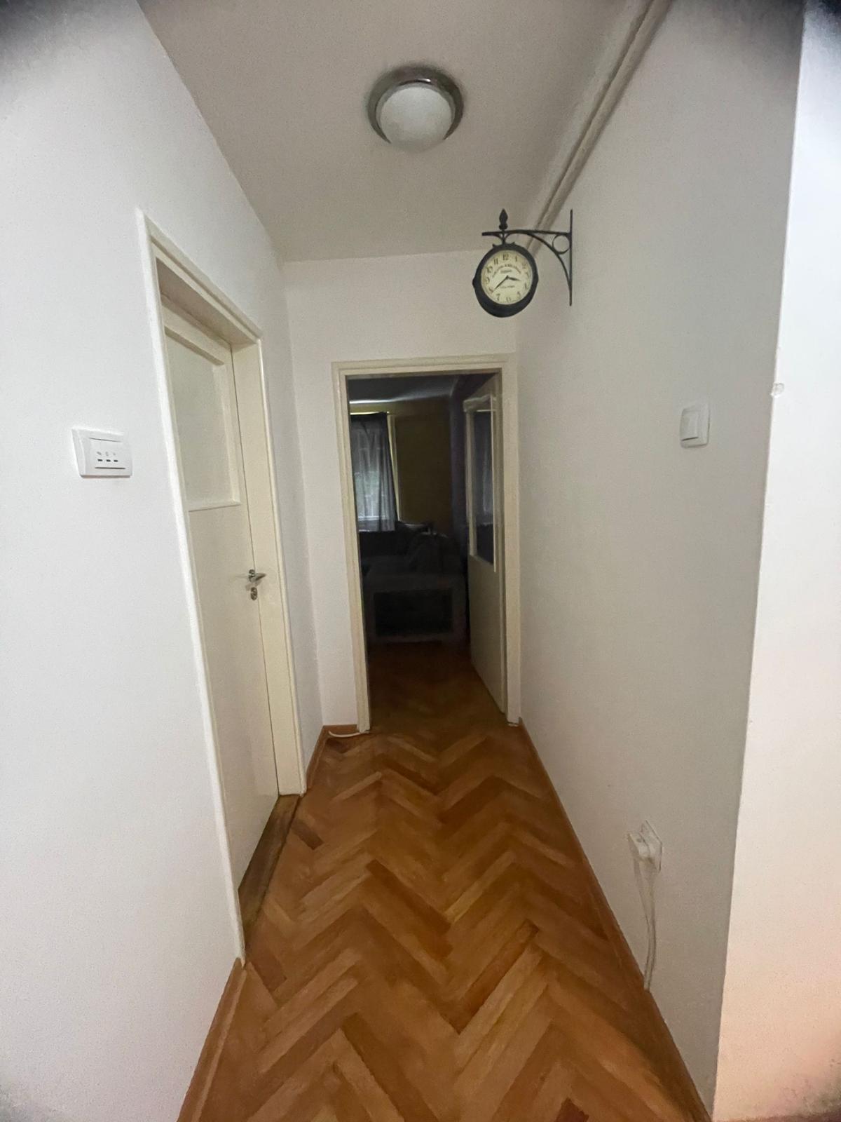 Izdajem namešten jednosoban stan, 40 m2 na Banovom Brdu, ulica Blagoja Parovića 10/A.
