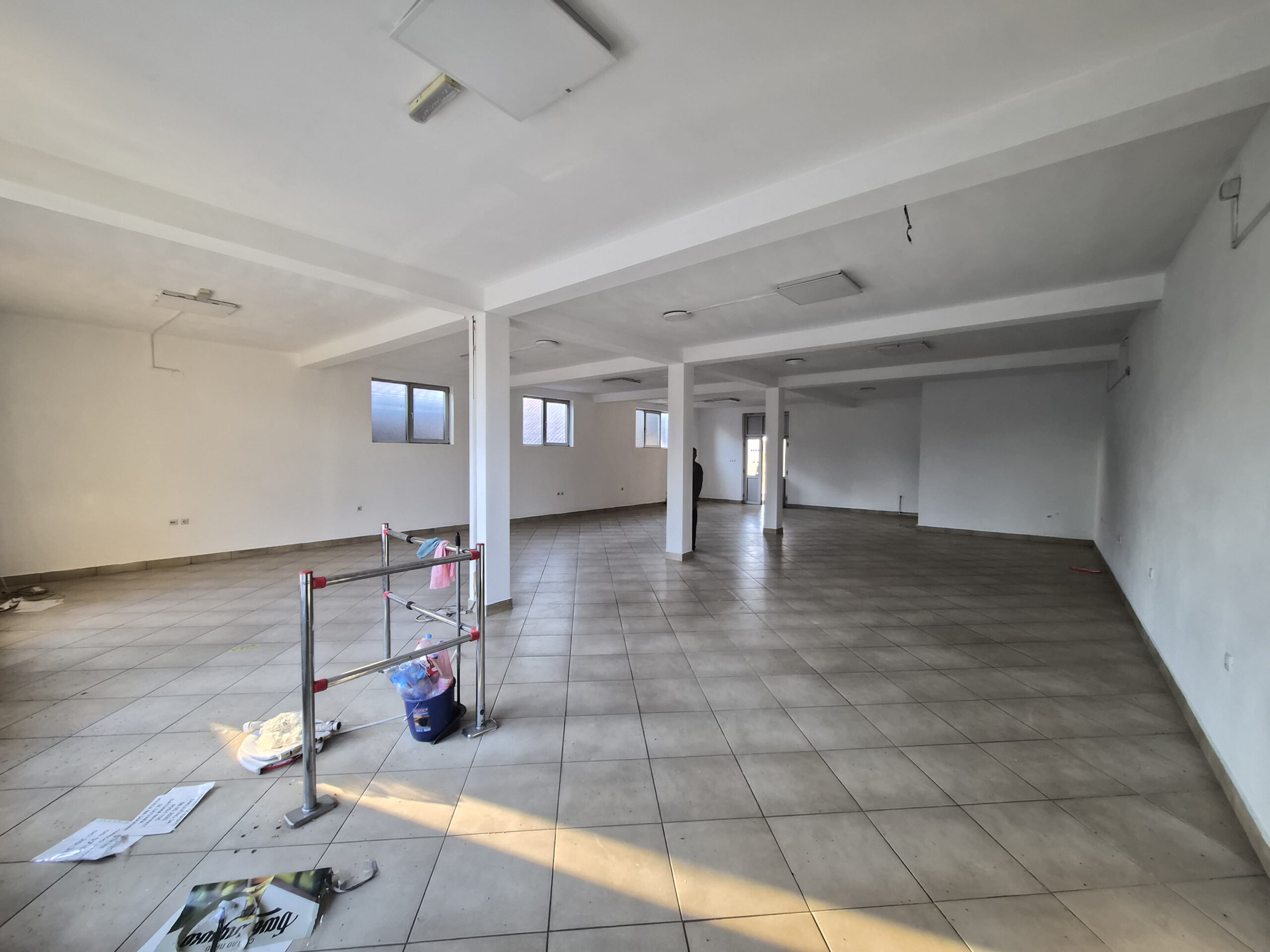 IZDAJE SE POSLOVNI LOKAL SA MAGACINOM I DVORIŠTEM – RADINAC