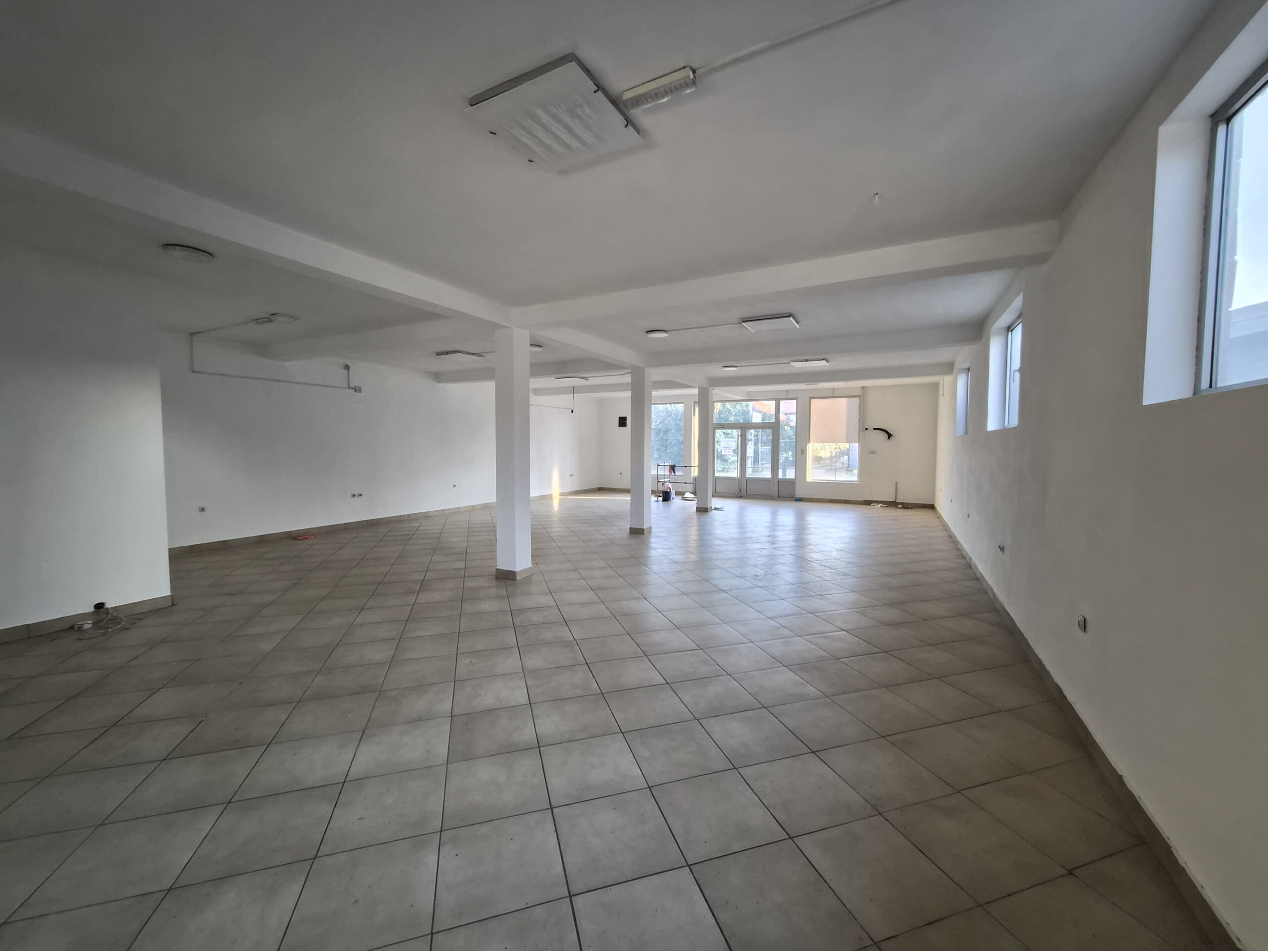 IZDAJE SE POSLOVNI LOKAL SA MAGACINOM I DVORIŠTEM – RADINAC