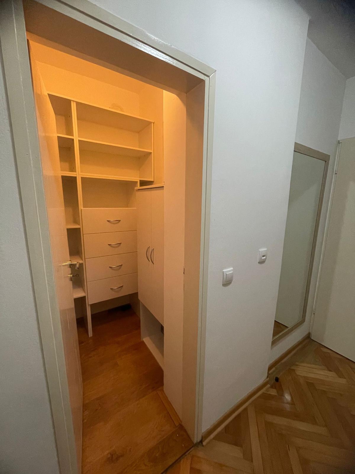 Izdajem namešten jednosoban stan, 40 m2 na Banovom Brdu, ulica Blagoja Parovića 10/A.